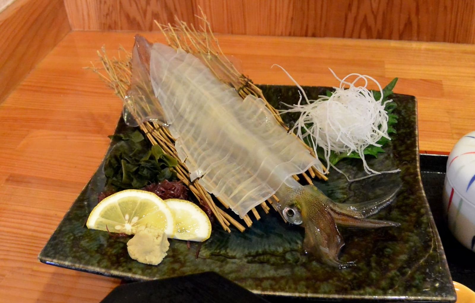 透き通る活イカ刺し · 写真: Miya.m / CC BY-SA 3.0 (Wikimedia Commons)