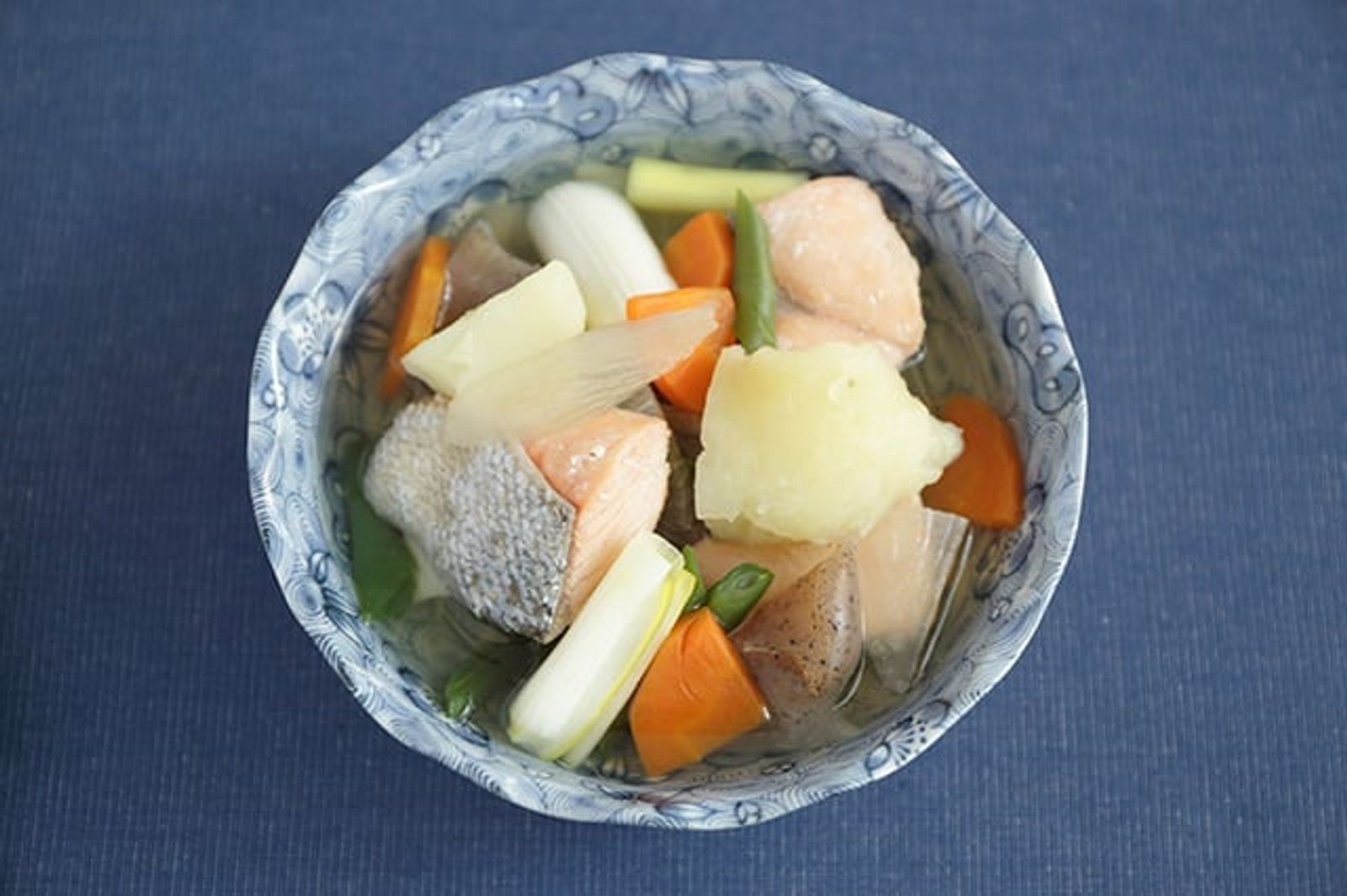 鮭と野菜の三平汁 · 写真: 農林水産省 / CC BY 4.0 (Wikimedia Commons)