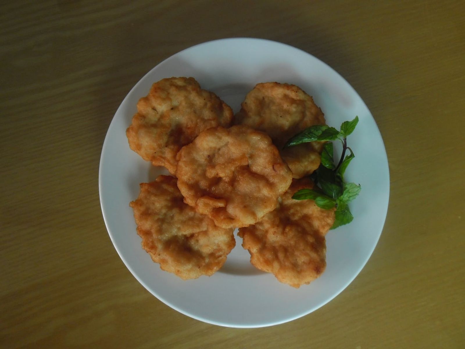 Hạ Long chả mực (fried squid cakes) · Photo: Hoangkid (Đặng Thái Hoàng) / CC BY-SA 4.0 (Wikimedia Commons)