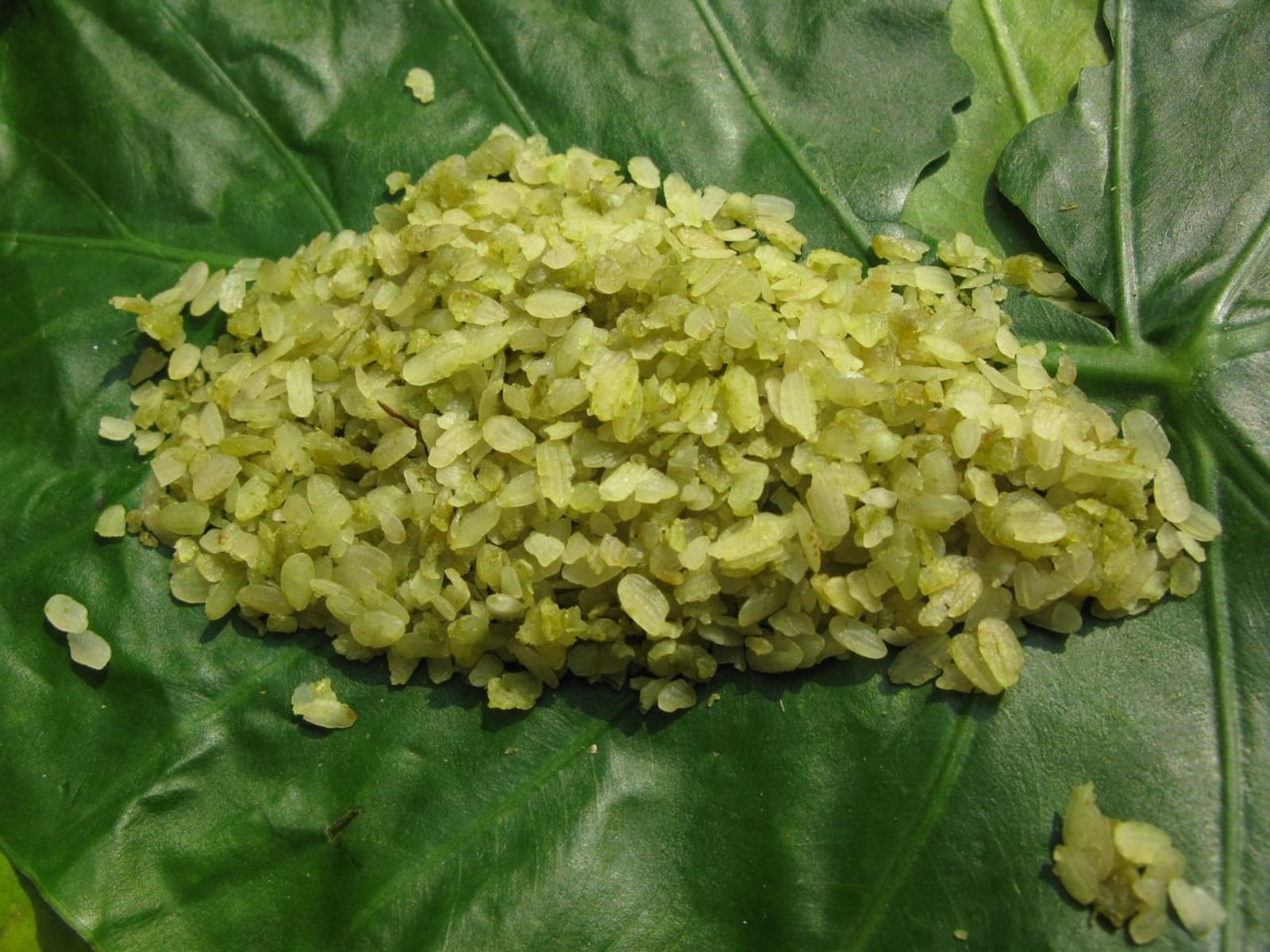 Cốm on a leaf · Photo: Bình Giang / Public domain (Wikimedia Commons)