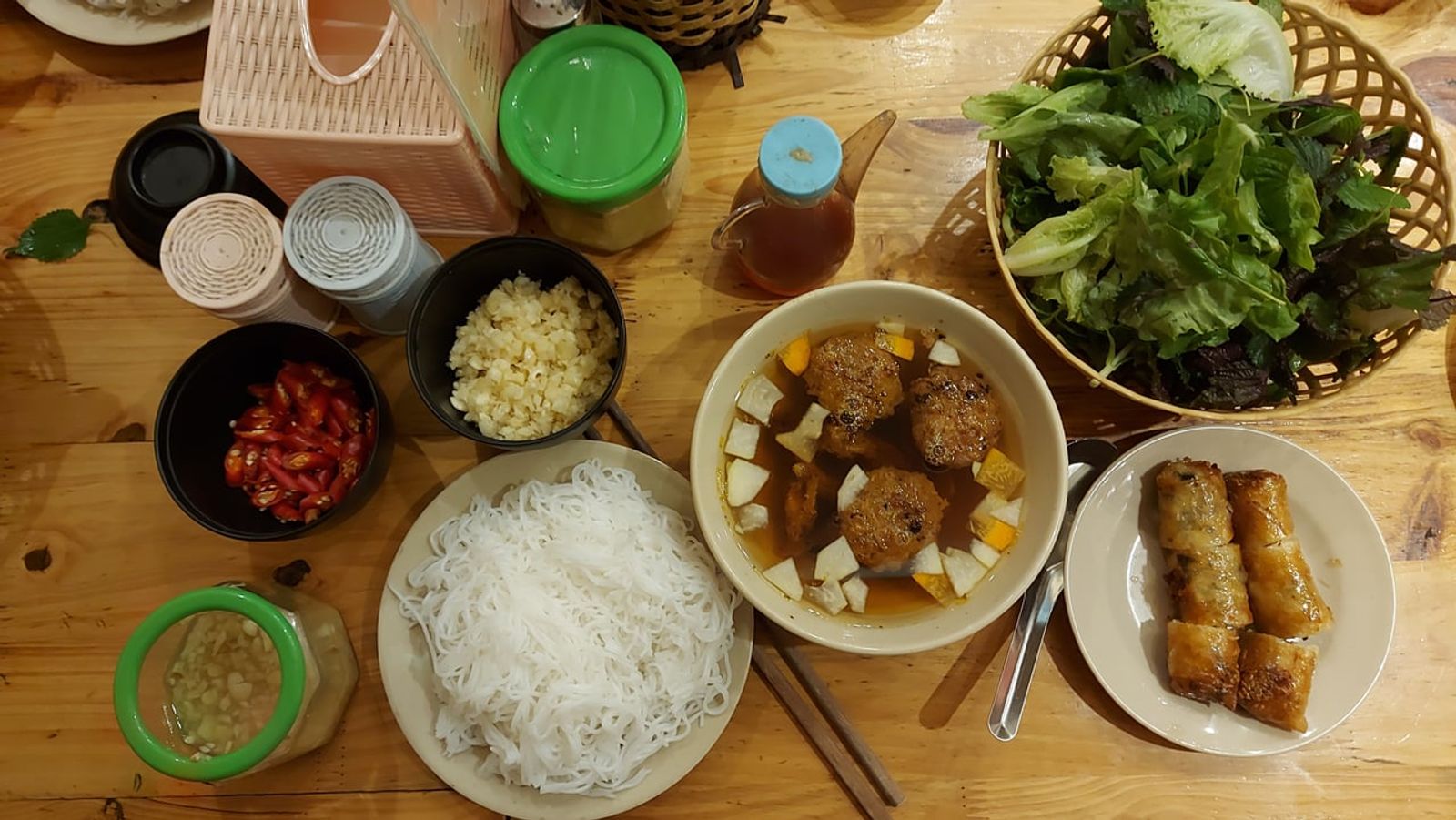 ブンチャーの一式（麺・ハーブ・揚げ春巻き・タレ） · 写真: Weetjesman / CC BY-SA 4.0 (Wikimedia Commons)
