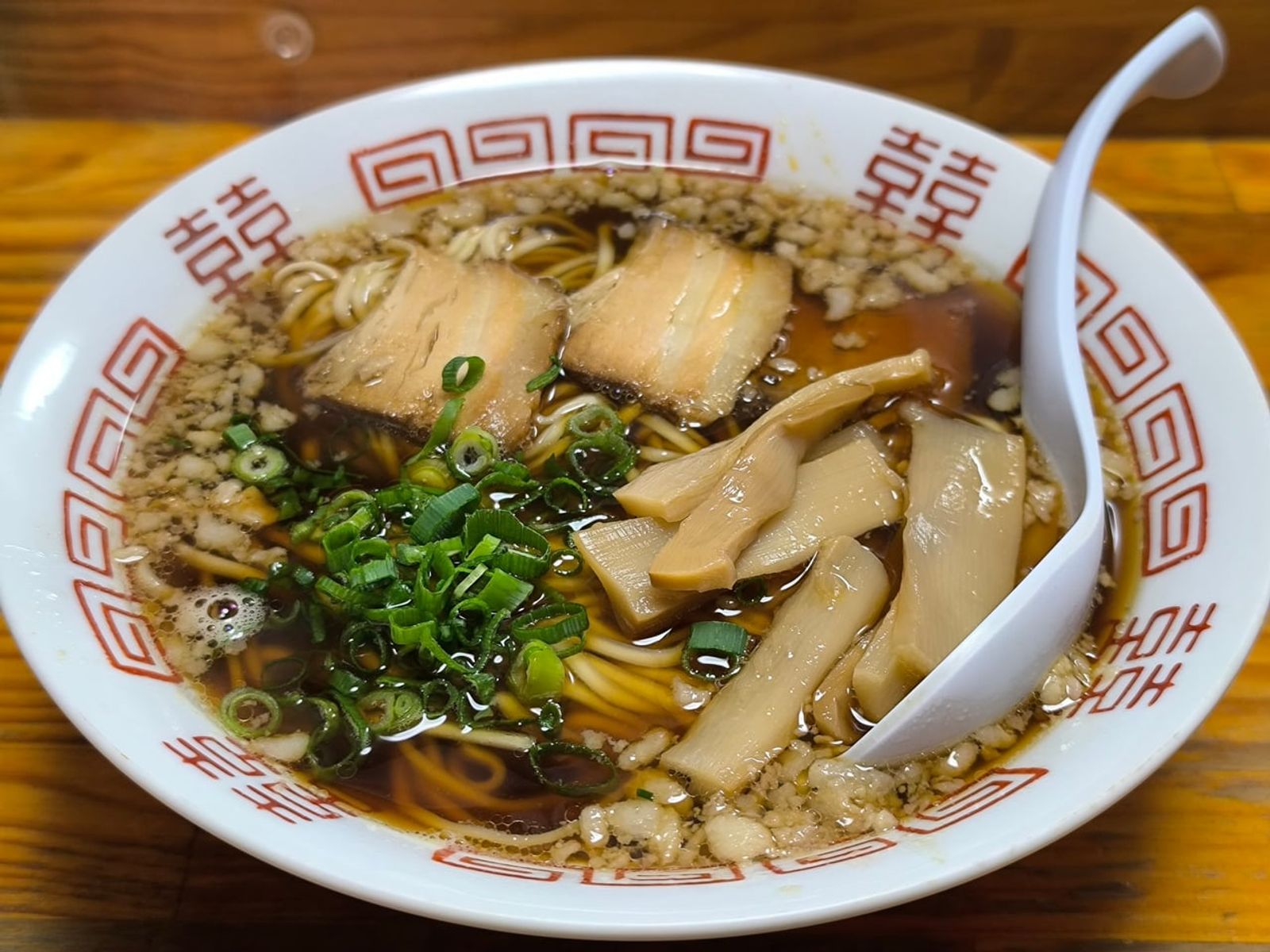 Onomichi ramen with back fat floating on soy broth · Photo: Misei sen / CC BY-SA 4.0 (Wikimedia Commons)
