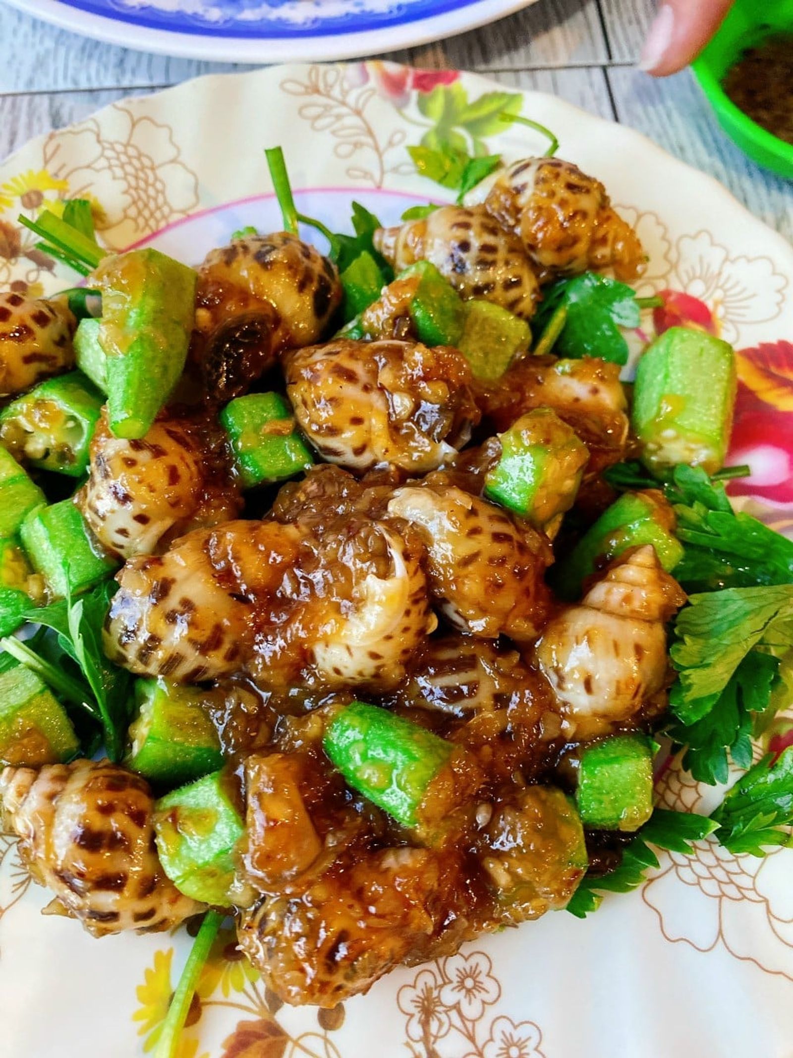 Spotted babylon snails stir-fried with tamarind (ốc hương rang me) · Photo: Baoothersks / CC BY-SA 4.0 (Wikimedia Commons)