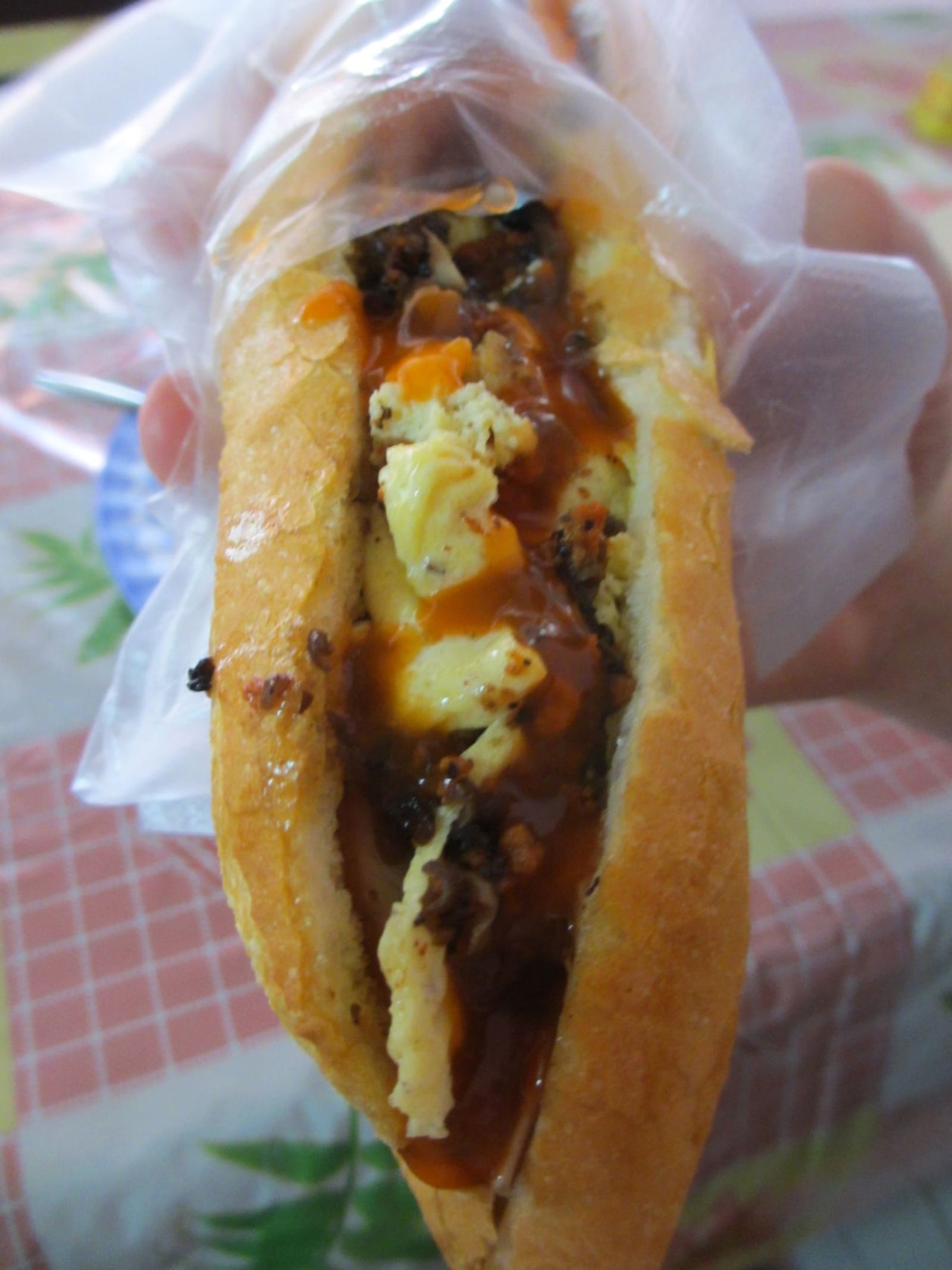 A bánh mì with egg and chilli sauce in Hội An · Photo: Mack Male / CC BY-SA 2.0 (Wikimedia Commons)