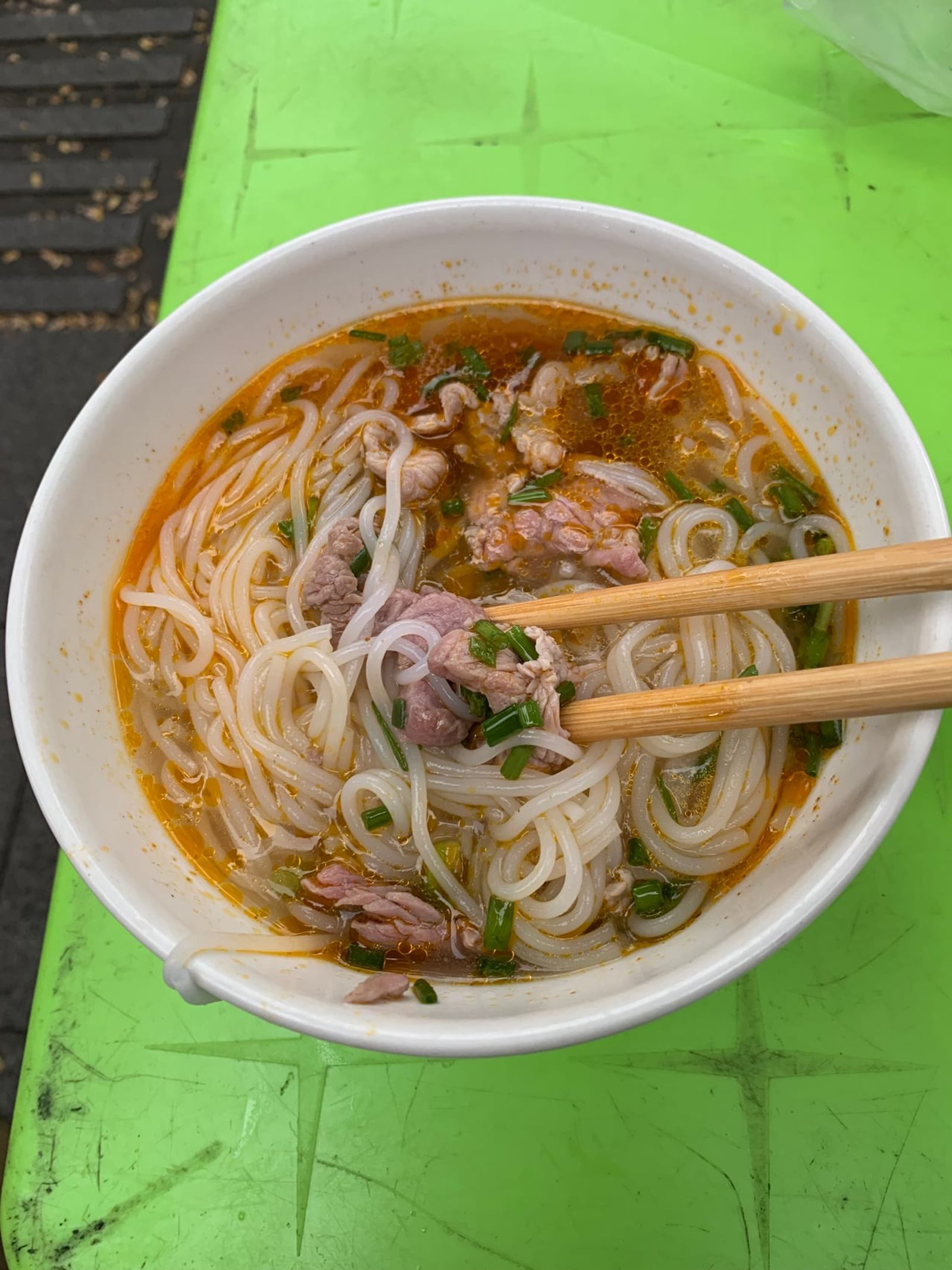Bún bò Huế at Đông Ba Market, Huế · Photo: Chainwit. / CC BY 4.0 (Wikimedia Commons)