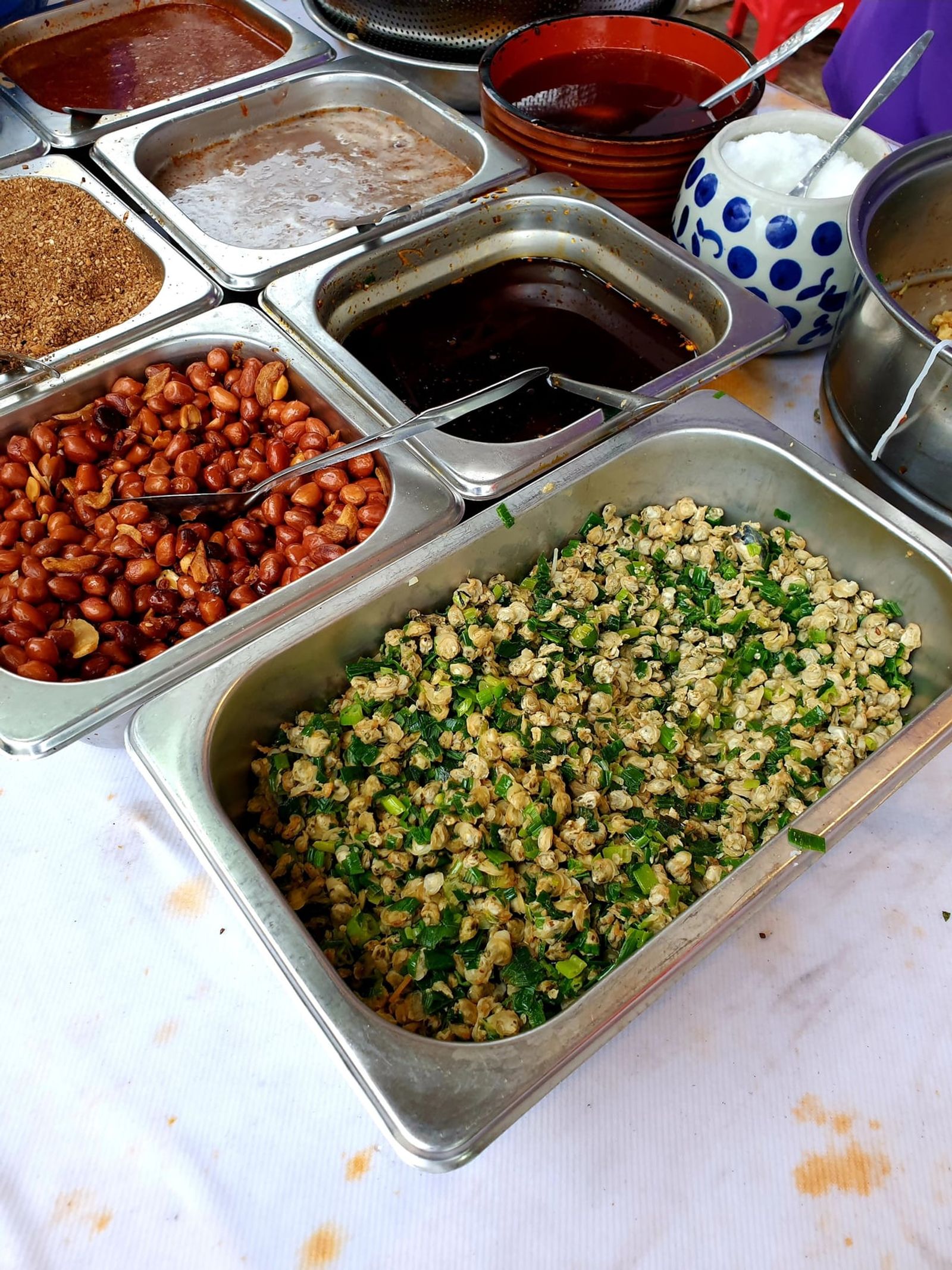 Stir-fried hến clams, peanuts and other cơm hến toppings · Photo: Phương Huy / CC BY-SA 4.0 (Wikimedia Commons)