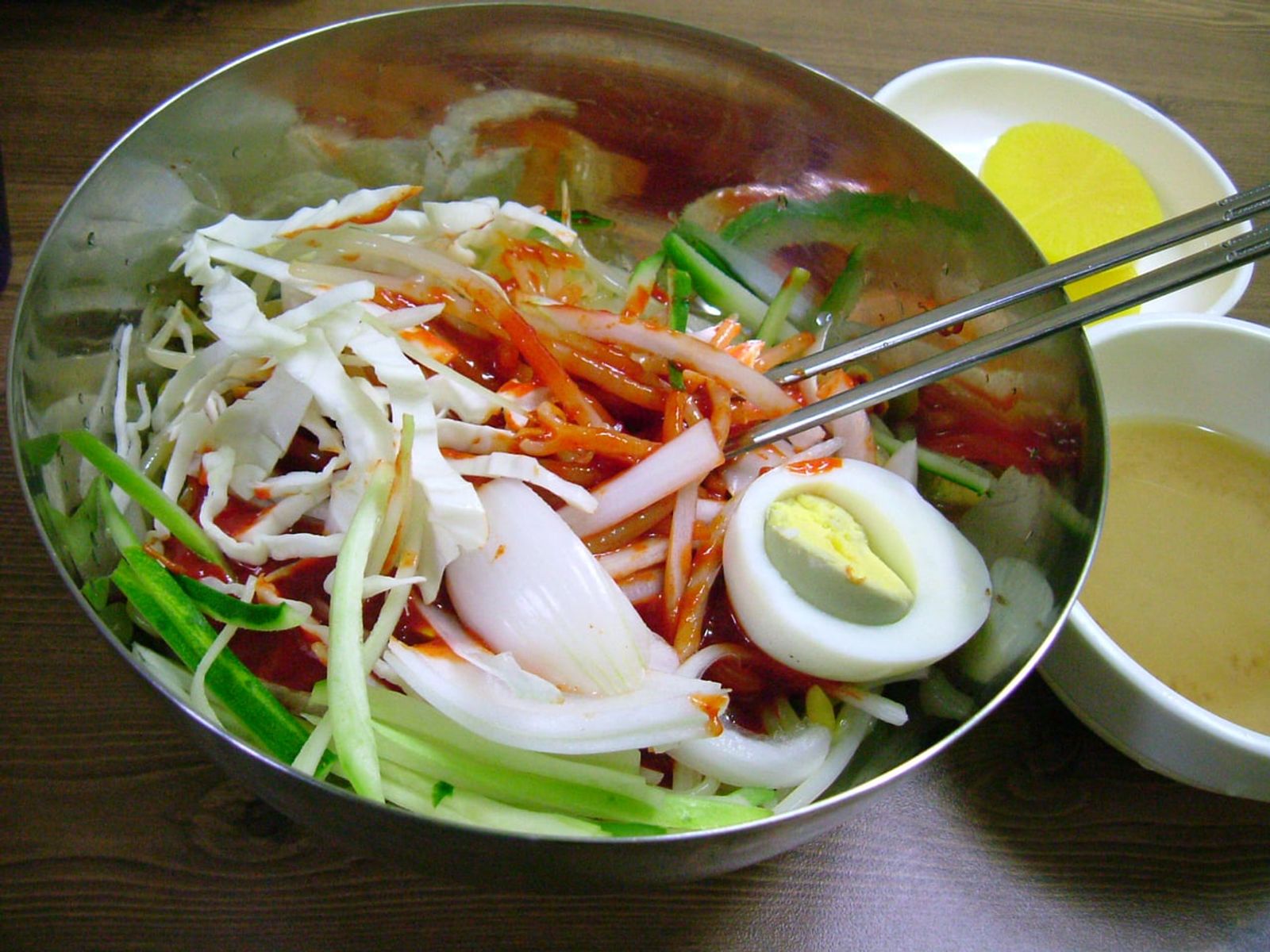 Jjolmyeon topped with vegetables · Photo: keizie / CC BY 2.0 (Wikimedia Commons)