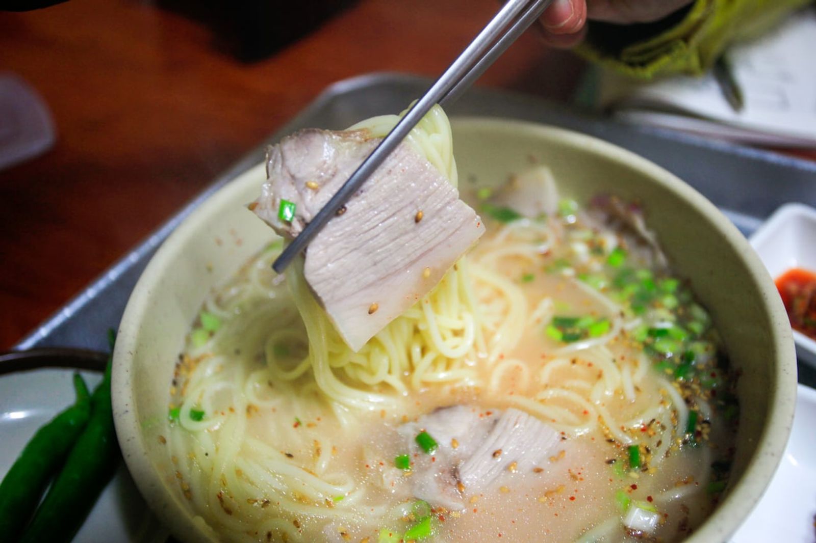 Gogi guksu served in Jeju · Photo: 채지형 / CC BY 4.0 (Wikimedia Commons)