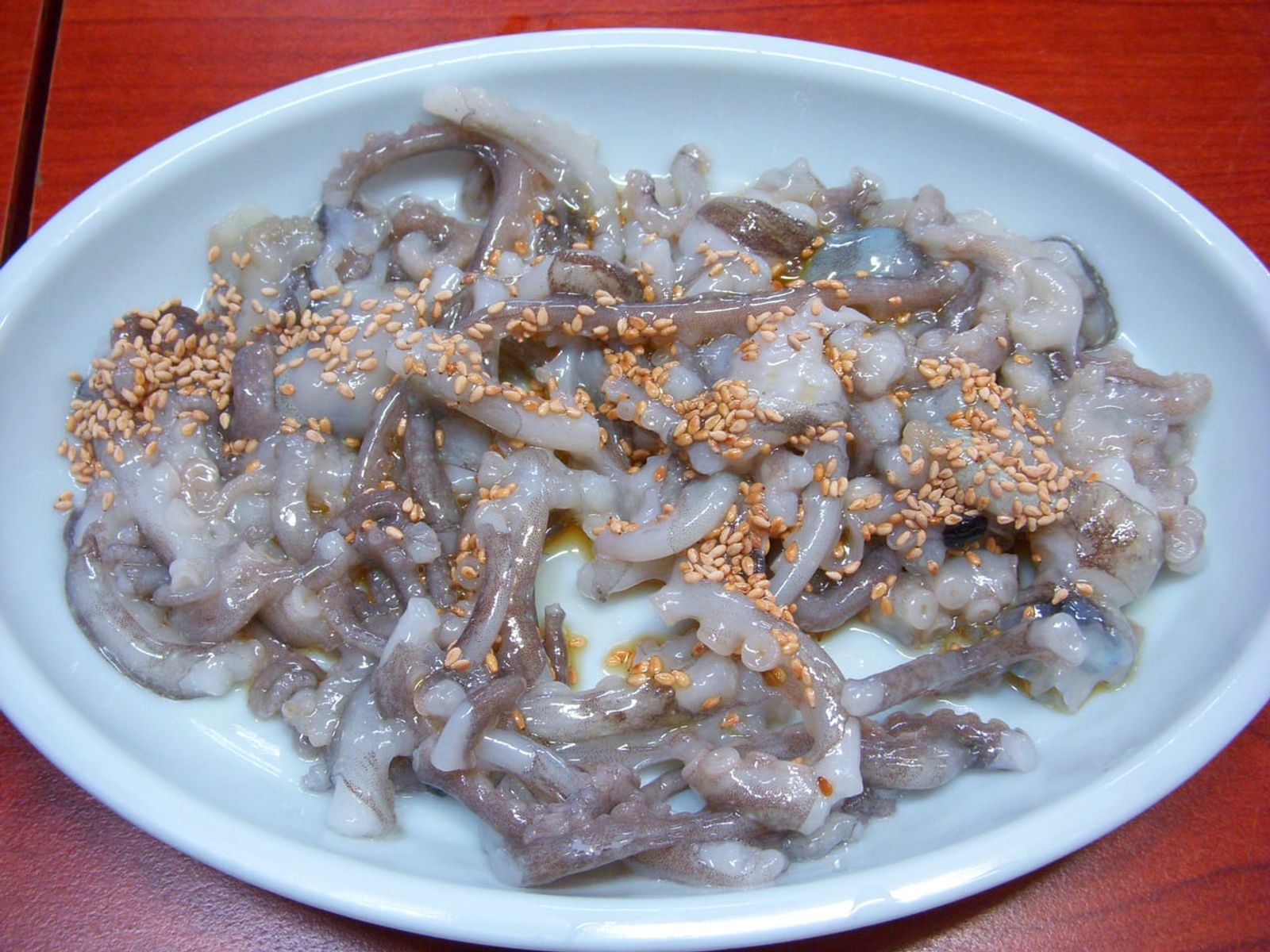 Sannakji dressed with sesame oil and seeds · Photo: LWY (Flickr) / CC BY 2.0 (Wikimedia Commons)