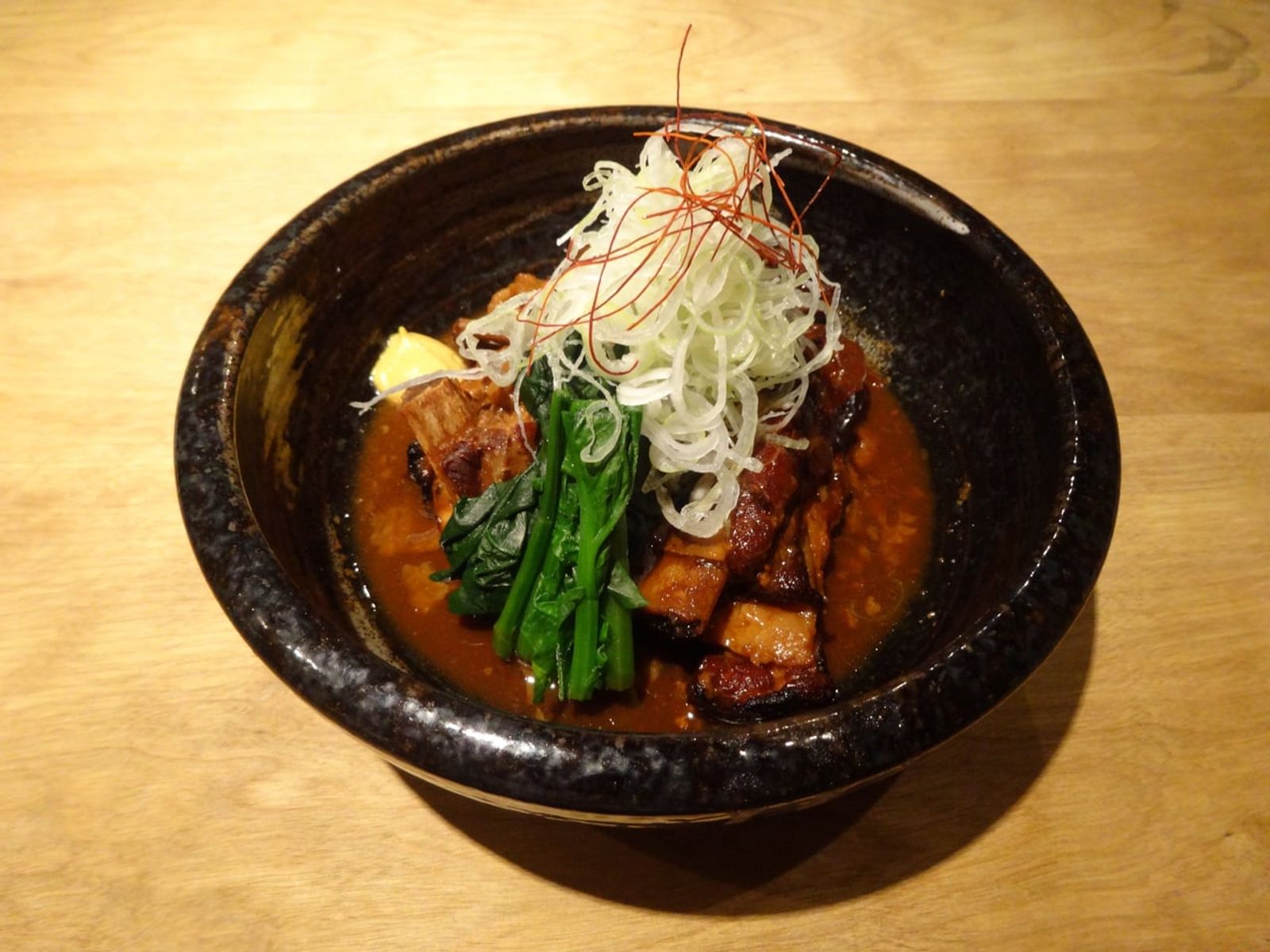 かごしま黒豚のとんこつ · 写真: 聖石大戦ぶぅぶぅ / CC BY-SA 4.0 (Wikimedia Commons)