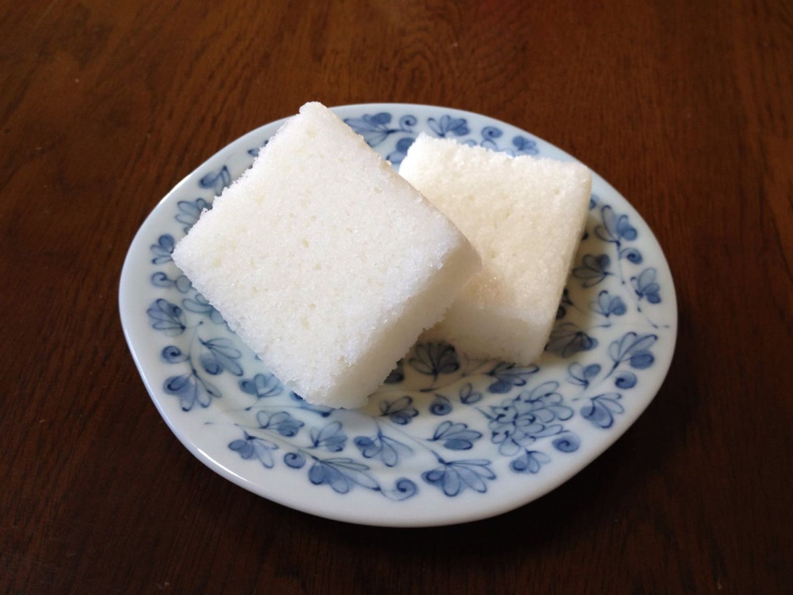 Slices of karukan · Photo: Σ64 / CC BY 3.0 (Wikimedia Commons)