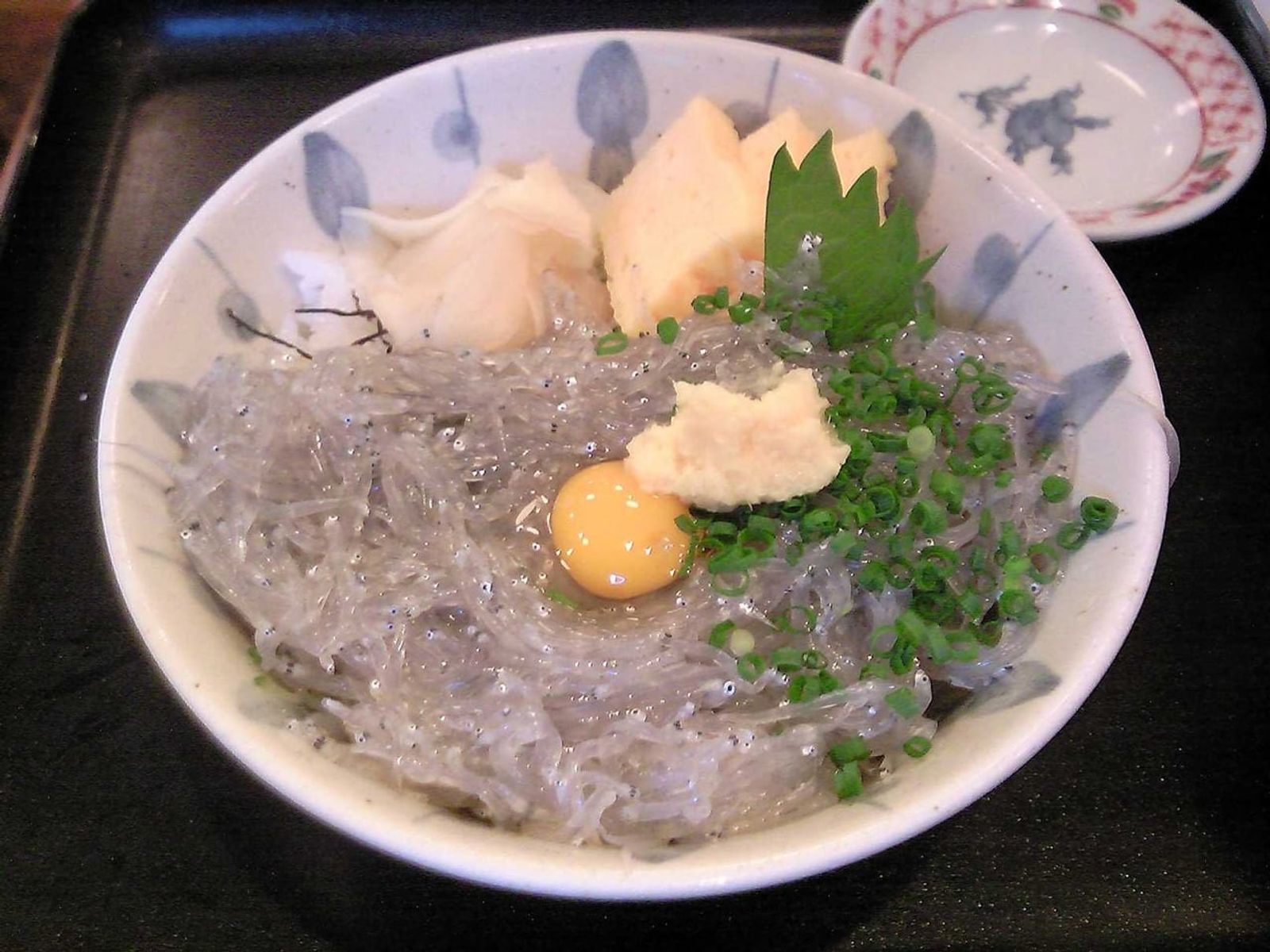 生しらす丼 · 写真: Ishimochi / CC BY-SA 3.0 (Wikimedia Commons)
