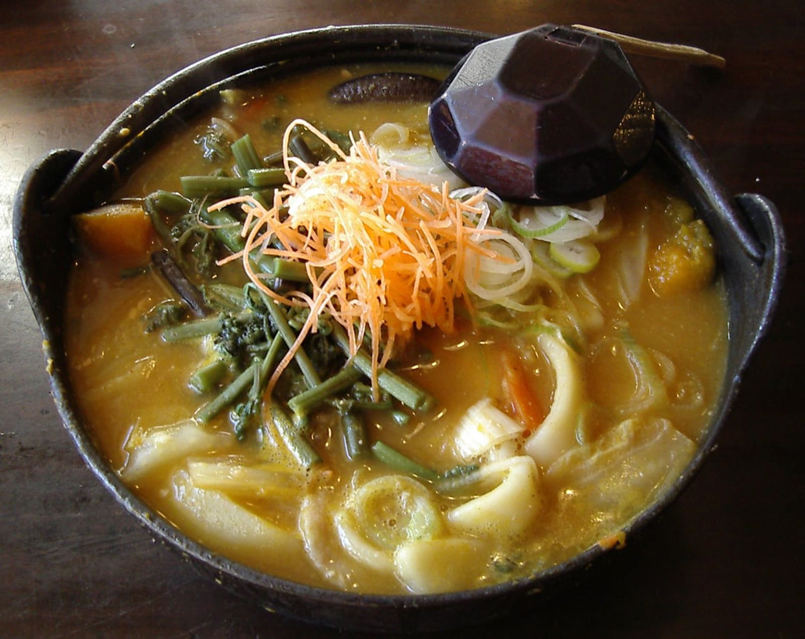 Hoto served in an iron pot · Photo: Jungle (ja.wikipedia) / CC BY-SA 3.0 (Wikimedia Commons)
