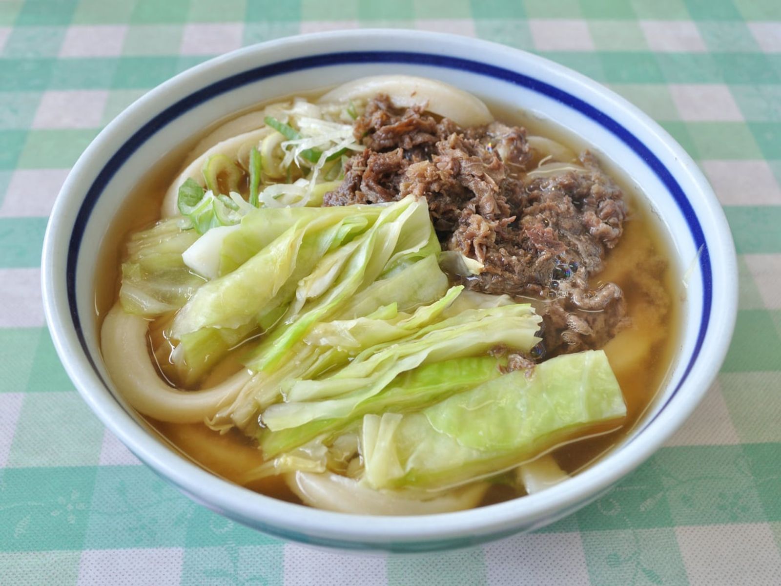 キャベツと肉をのせた吉田のうどん · 写真: Ocdp / CC0 (Wikimedia Commons)