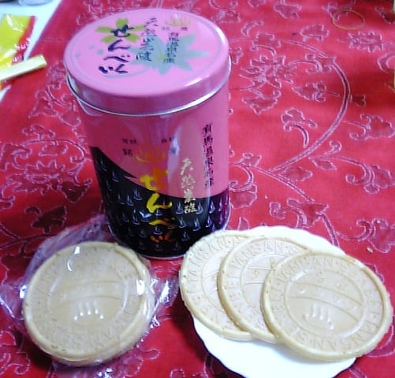 型の模様が入った薄い炭酸せんべい · 写真: Aska27 / CC BY-SA 3.0 (Wikimedia Commons)