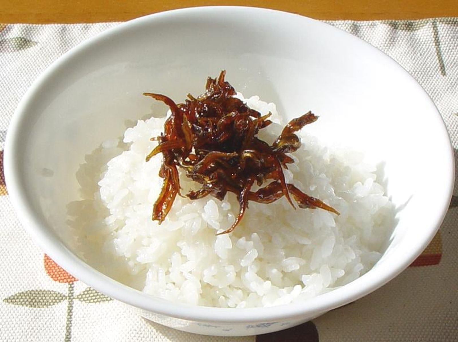 Ikanago no kugini on a bowl of white rice · Photo: Ro-~commonswiki / Public domain (Wikimedia Commons)