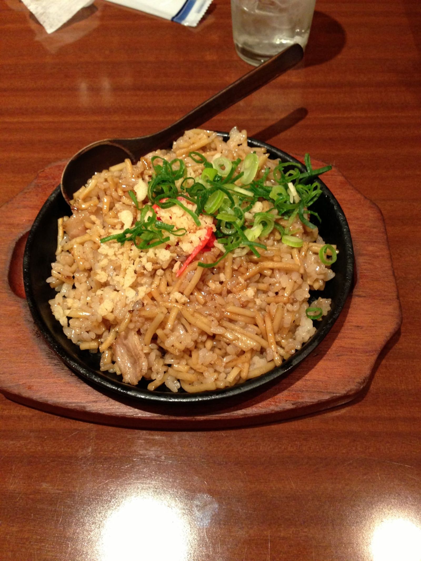 Sobameshi served on a hot iron plate · Photo: Masayuki (Yuki) Kawagishi / CC BY 2.0 (Wikimedia Commons)