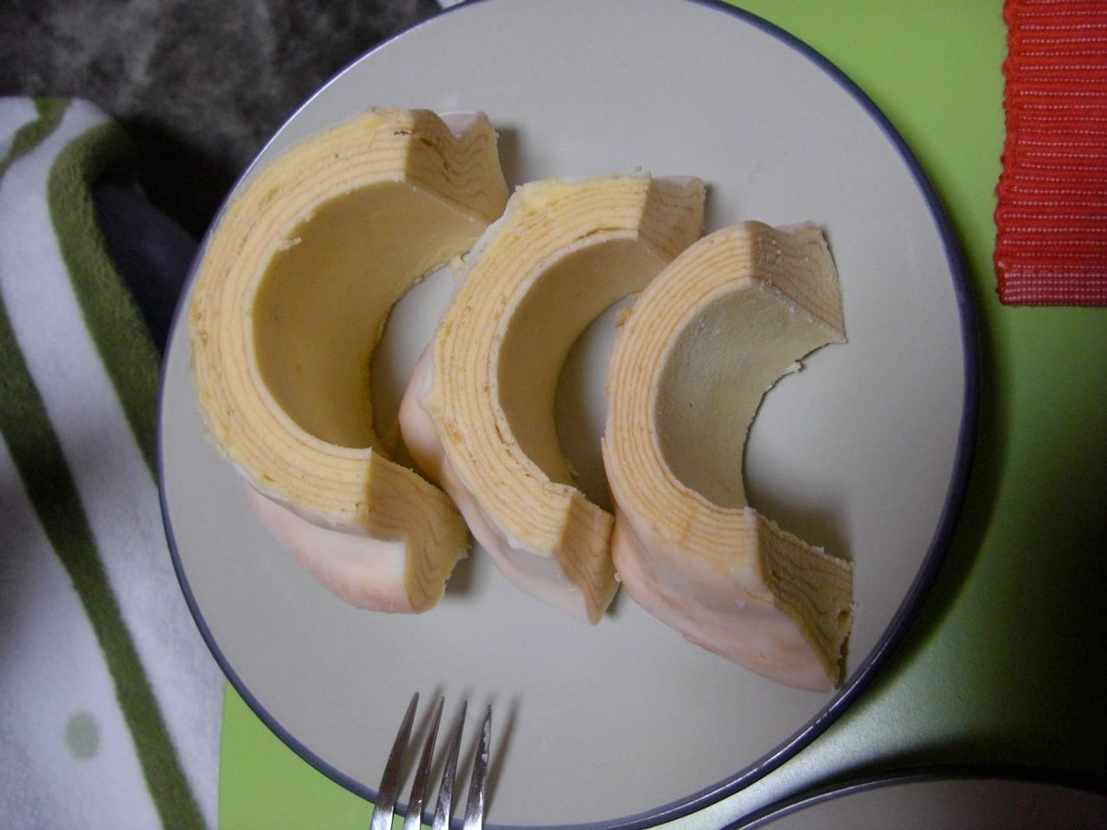 Ring-cut slices of Baumkuchen · Photo: Dai Wat / CC BY 2.0 (Wikimedia Commons)