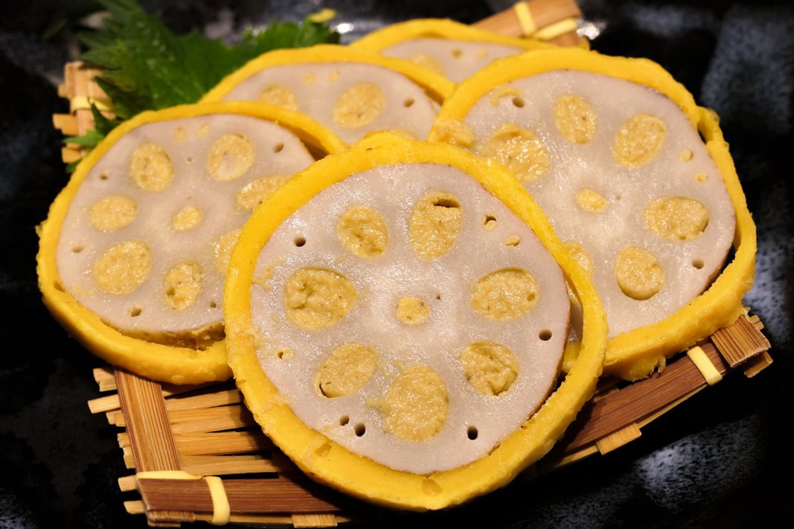 Sliced karashi renkon · Photo: MaedaAkihiko / CC0 (Wikimedia Commons)