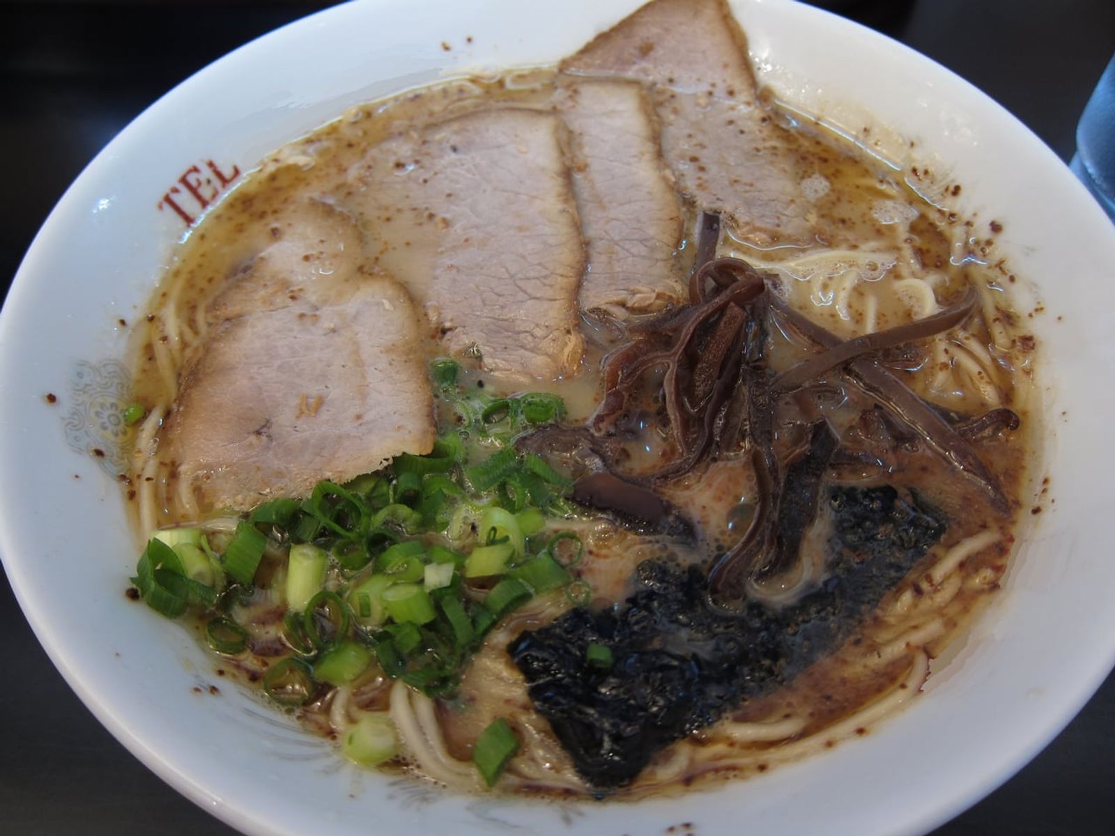 マー油とキクラゲの熊本ラーメン · 写真: 皇翔 / CC0 (Wikimedia Commons)