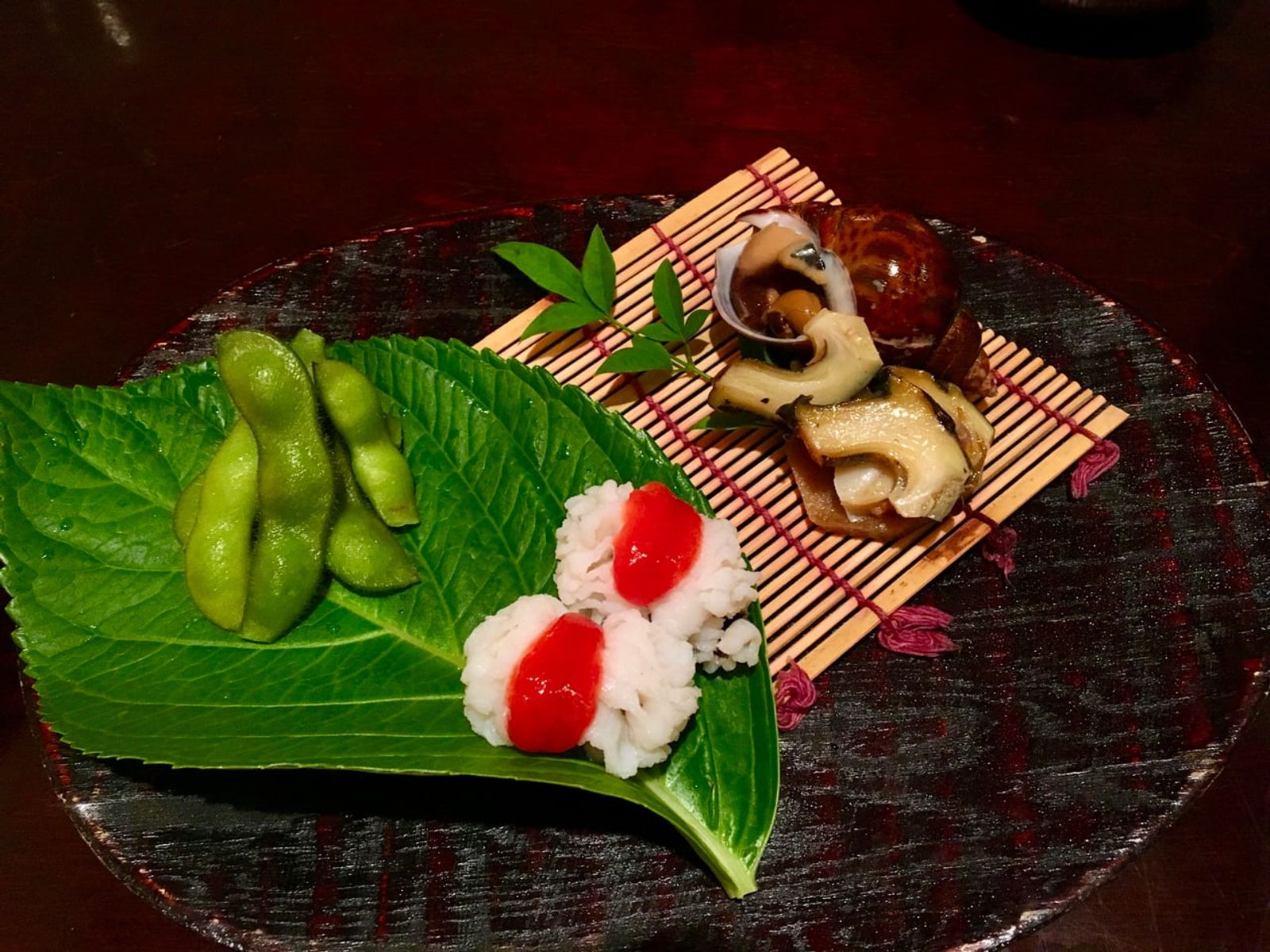 Yubiki hamo topped with plum sauce · Photo: Zheng Zhou / CC BY-SA 4.0 (Wikimedia Commons)
