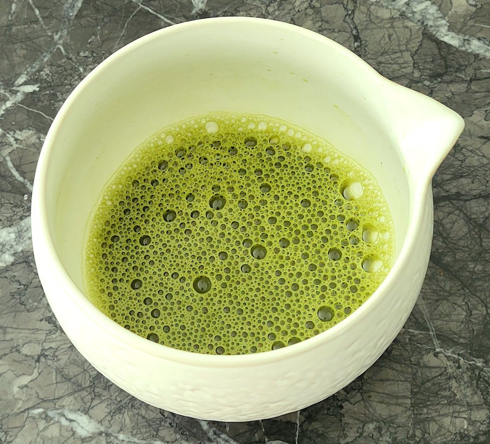 点てたての抹茶 · 写真: Pinnaclematcha / CC BY-SA 4.0 (Wikimedia Commons)