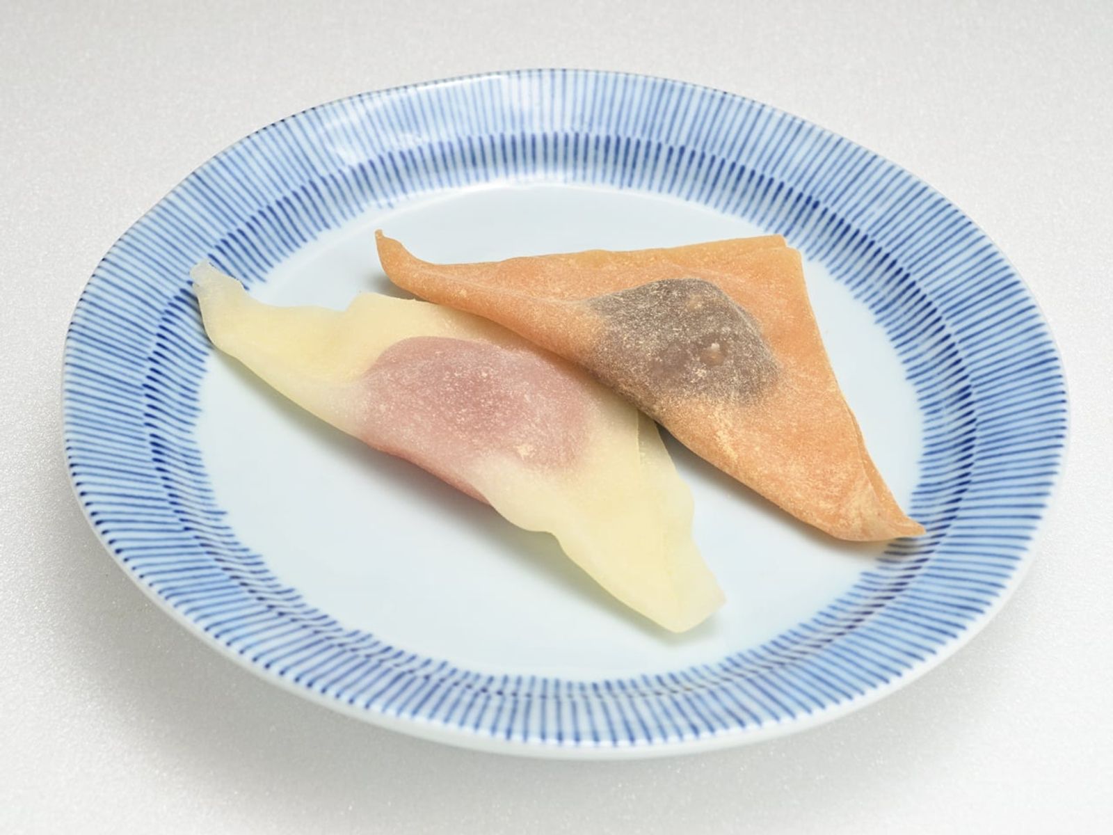 餡を包んだ三角の生八ツ橋 · 写真: Ocdp / CC0 (Wikimedia Commons)