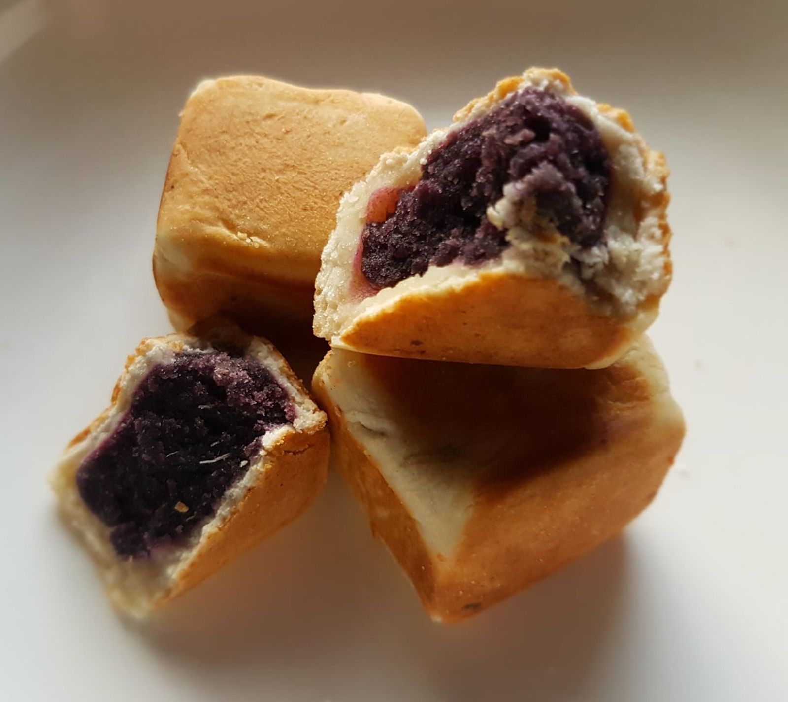 Ube (purple yam) hopia · Photo: Obsidian Soul / CC BY-SA 4.0 (Wikimedia Commons)