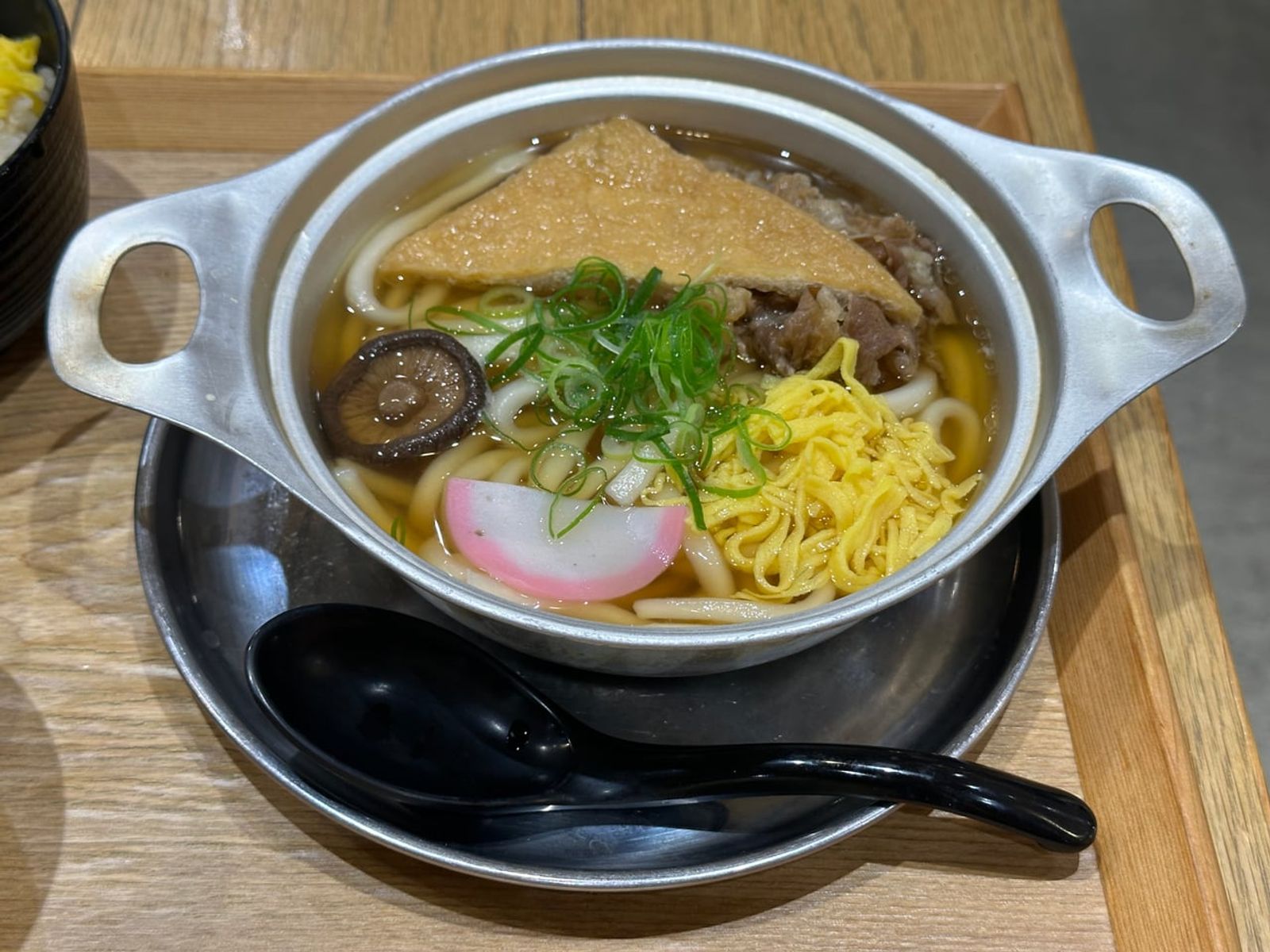 アルミ鍋で出てくる松山の鍋焼きうどん · 写真: ノボホショコロトソ / CC BY 4.0 (Wikimedia Commons)