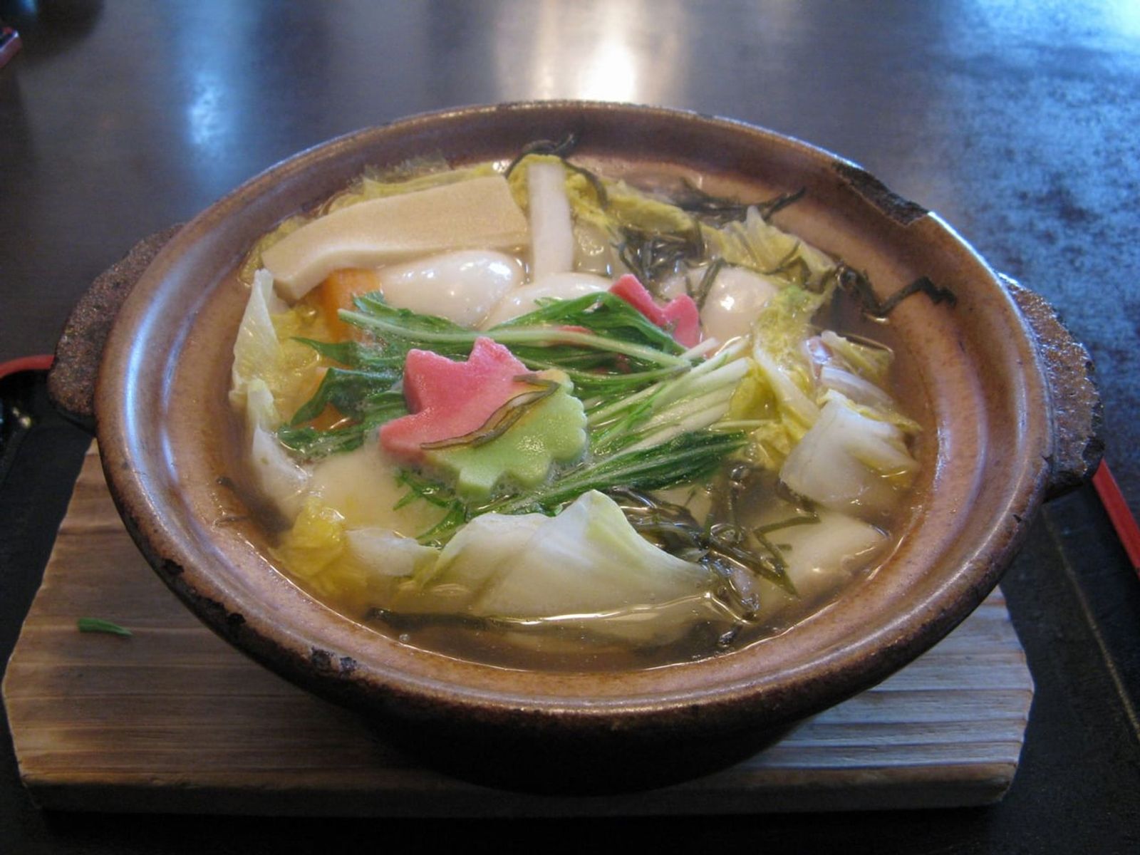 土鍋の具雑煮（諫早） · 写真: Bakkai / CC BY-SA 3.0 (Wikimedia Commons)
