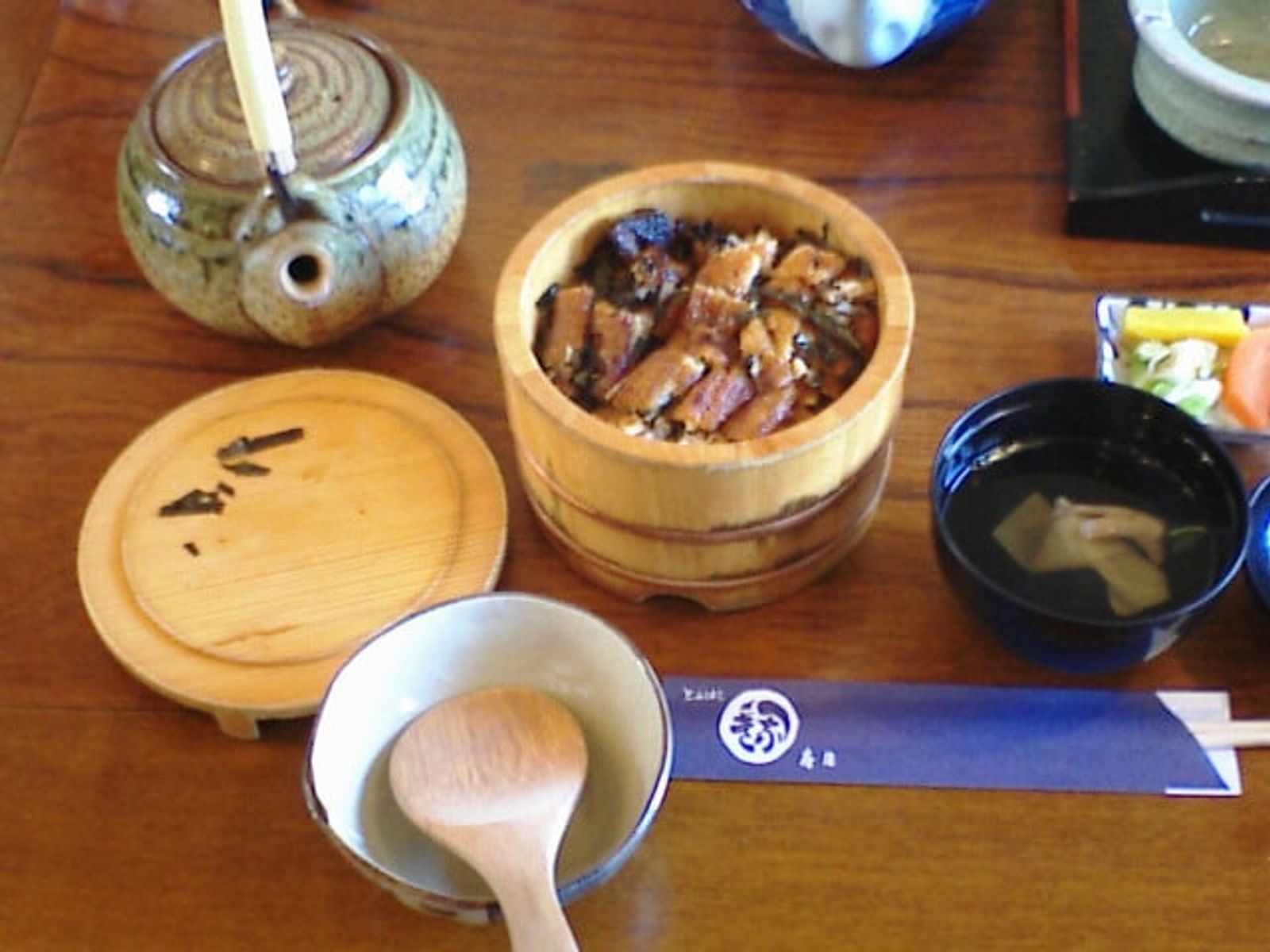 Hitsumabushi in its wooden tub with a pot of broth · Photo: Joi / CC BY 2.0 (Wikimedia Commons)