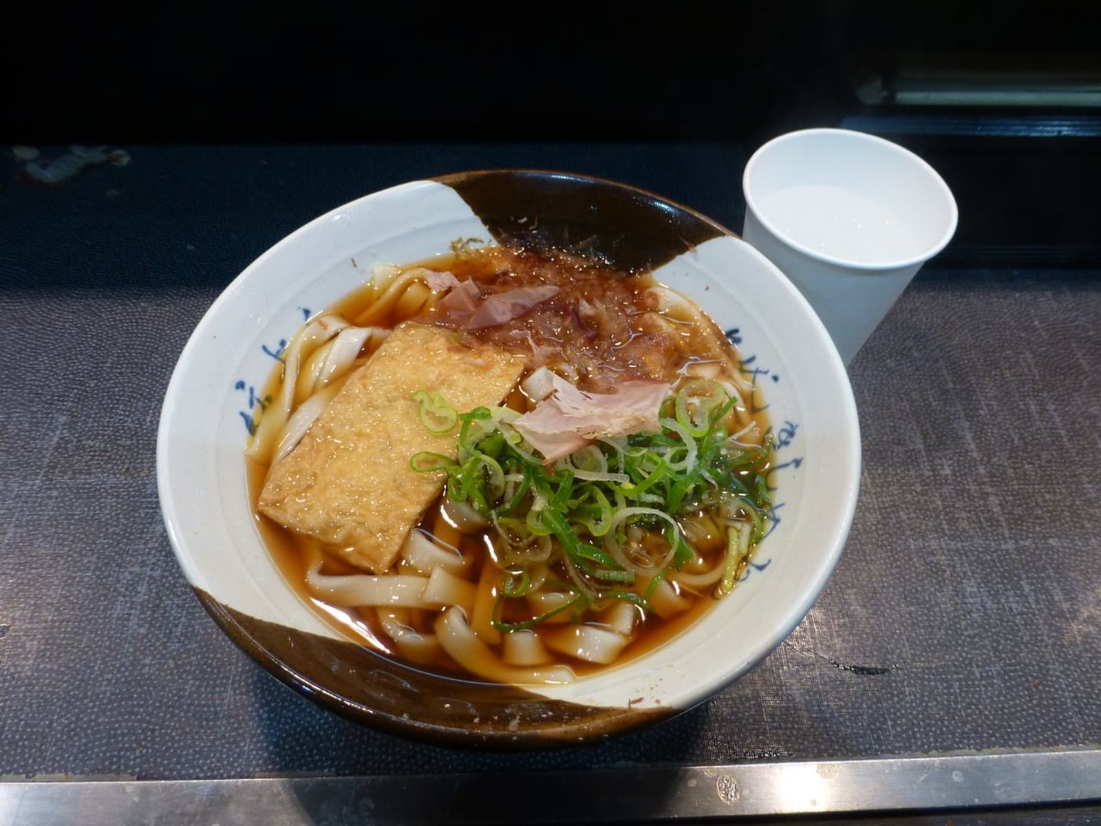 油揚げと花かつおをのせた名古屋駅のきしめん · 写真: Kos88 / CC BY-SA 4.0 (Wikimedia Commons)