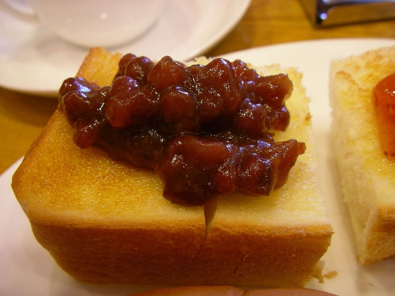 Ogura toast from a Nagoya morning set · Photo: Hajime NAKANO / CC BY 2.0 (Wikimedia Commons)