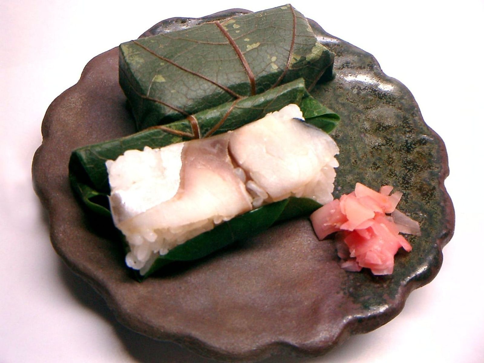葉を開いた鯖の柿の葉すし · 写真: Tomomarusan / CC BY-SA 3.0 (Wikimedia Commons)