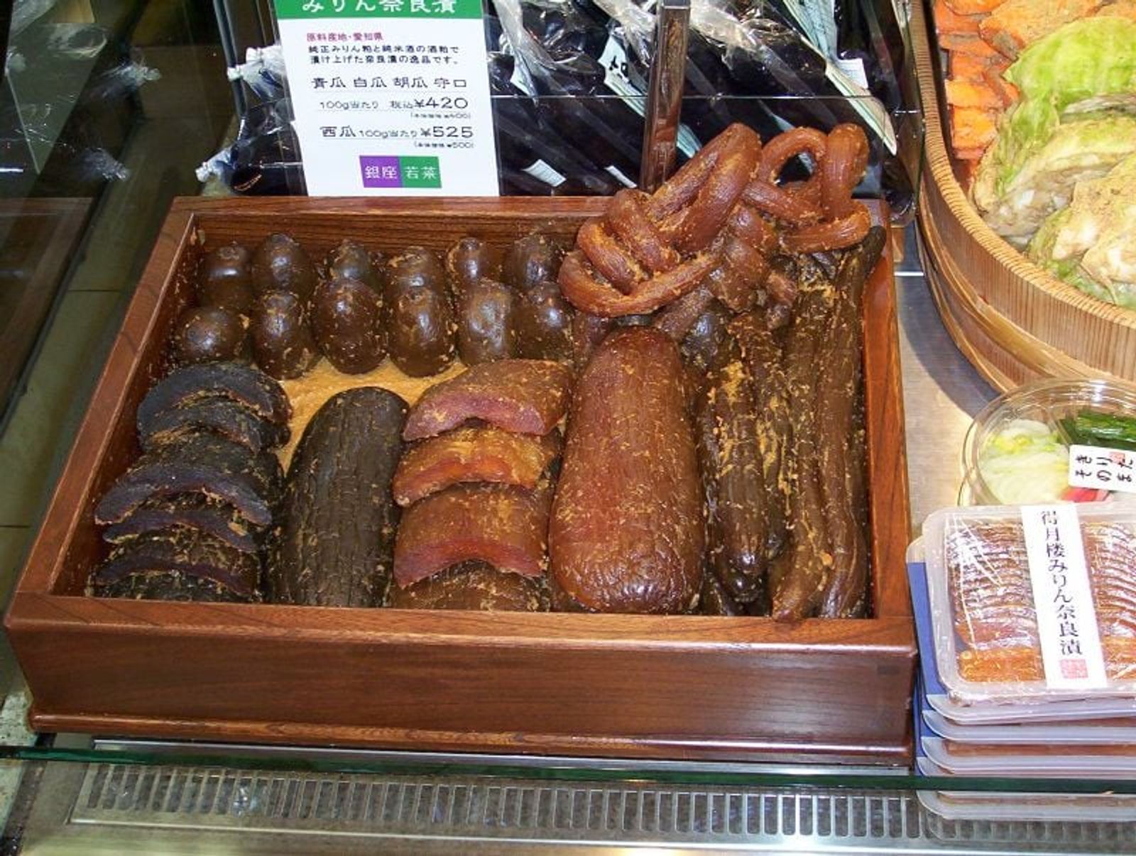 漬物店に並ぶ色の濃い奈良漬 · 写真: daveyll (David Loong) / CC BY-SA 2.0 (Wikimedia Commons)