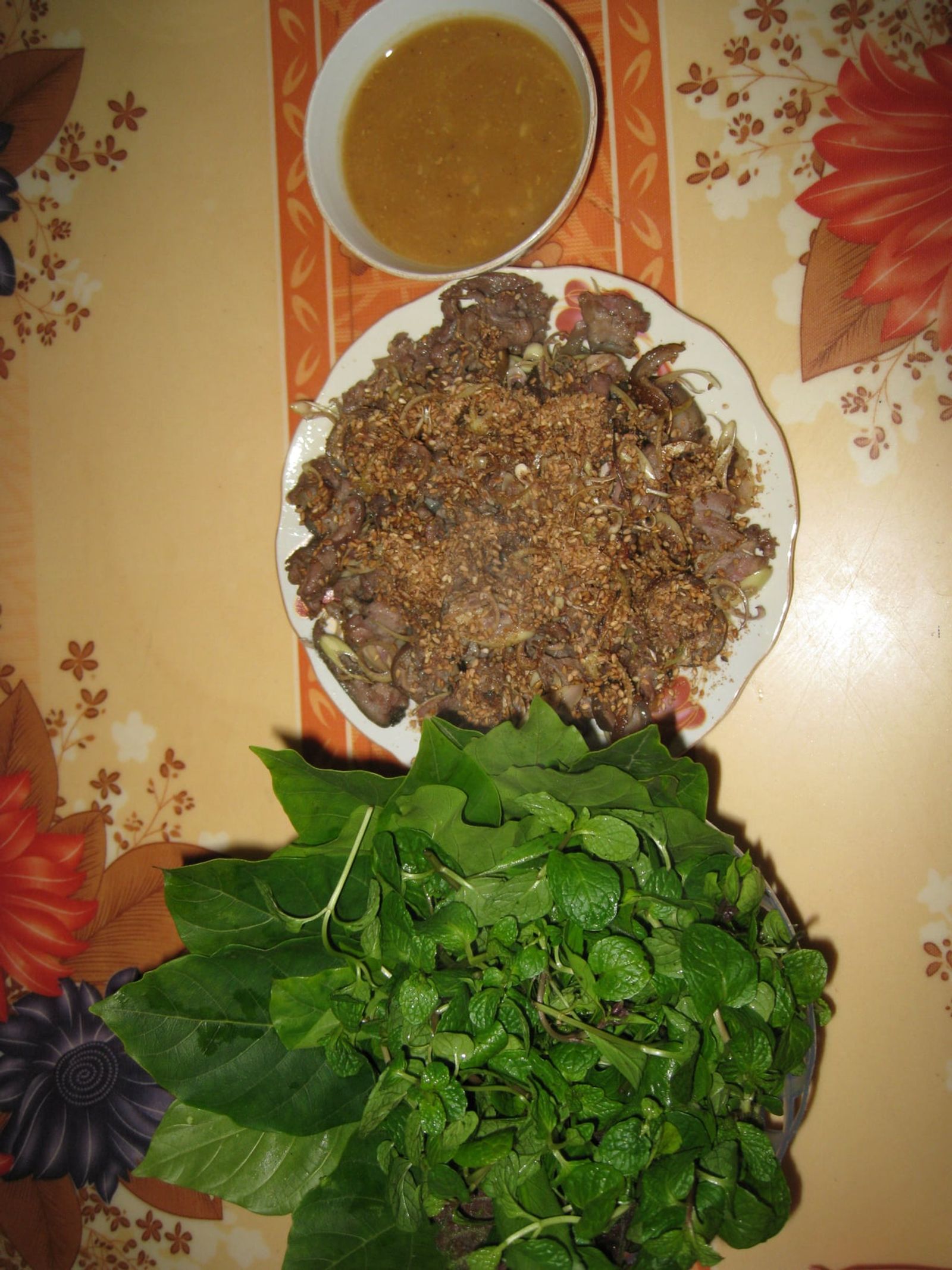 Ninh Bình goat with a plate of fresh leaves · Photo: Nguyễn Thanh Quang / CC BY-SA 3.0 (Wikimedia Commons)