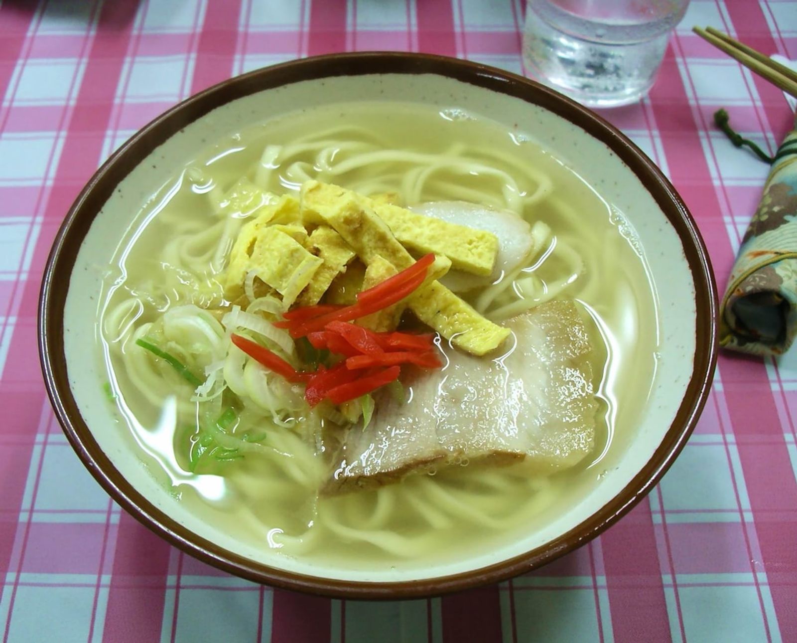 Okinawa soba · Photo: Blue Lotus / CC BY 2.0 (Wikimedia Commons)