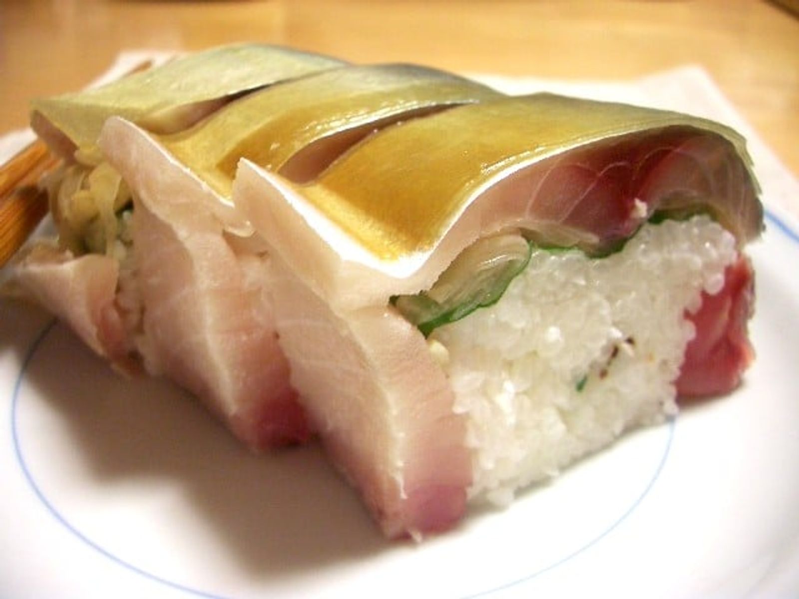 白板昆布をのせた鯖のバッテラ · 写真: Kanko* from Nagasaki, Japan / CC BY 2.0 (Wikimedia Commons)