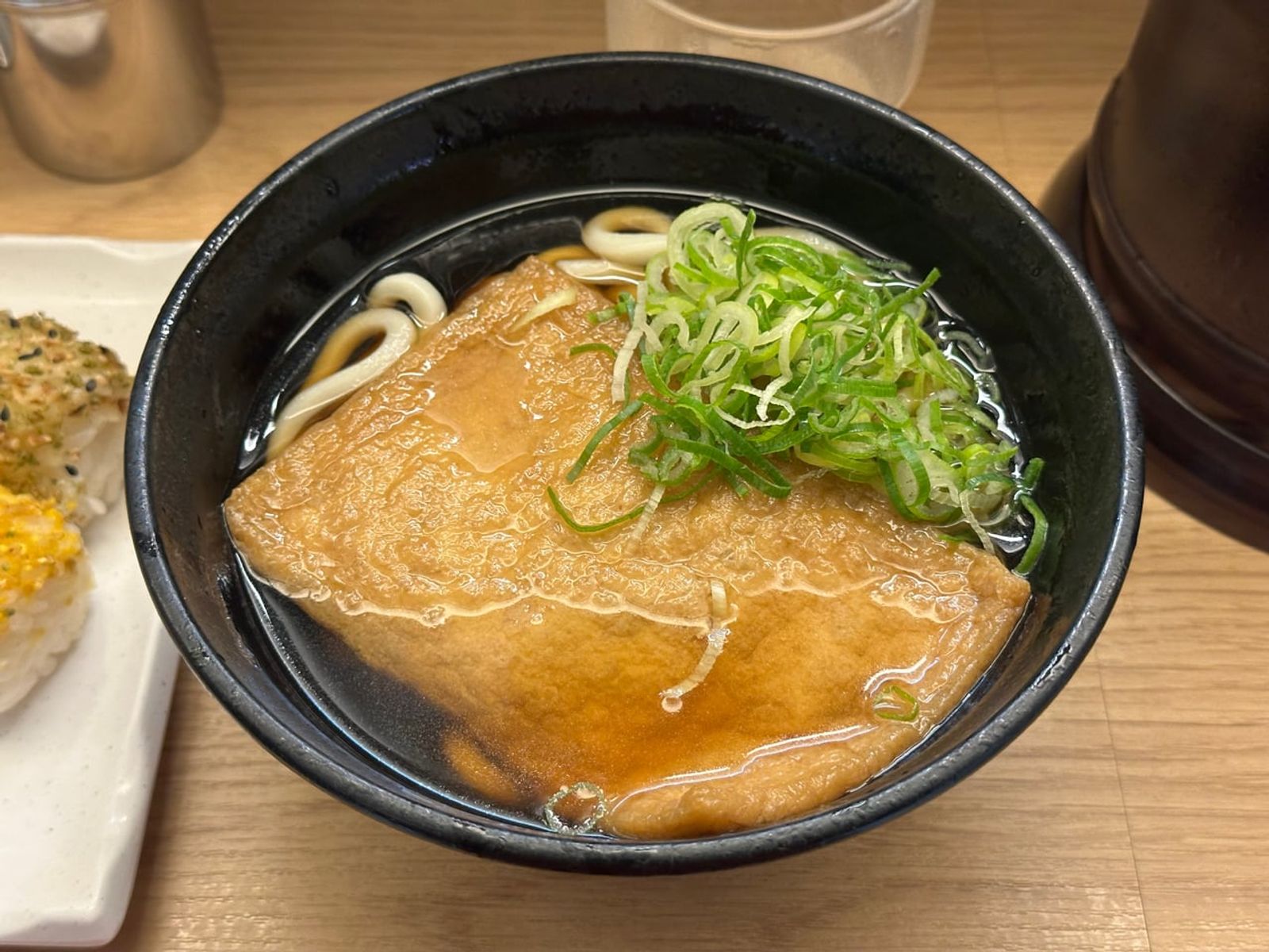 Kitsune udon at Tennoji Station, Osaka · Photo: ノボホショコロトソ / CC BY 4.0 (Wikimedia Commons)