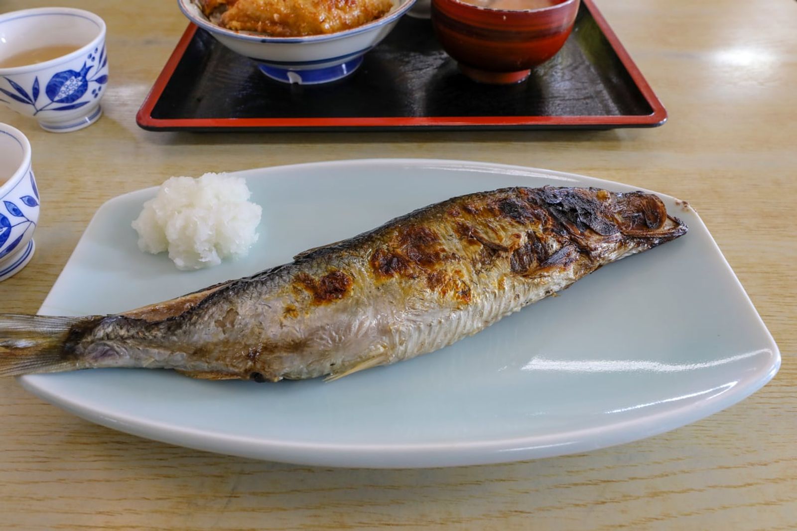 小樽の食堂の焼きニシン · 写真: bryan... / CC BY-SA 2.0 (Wikimedia Commons)