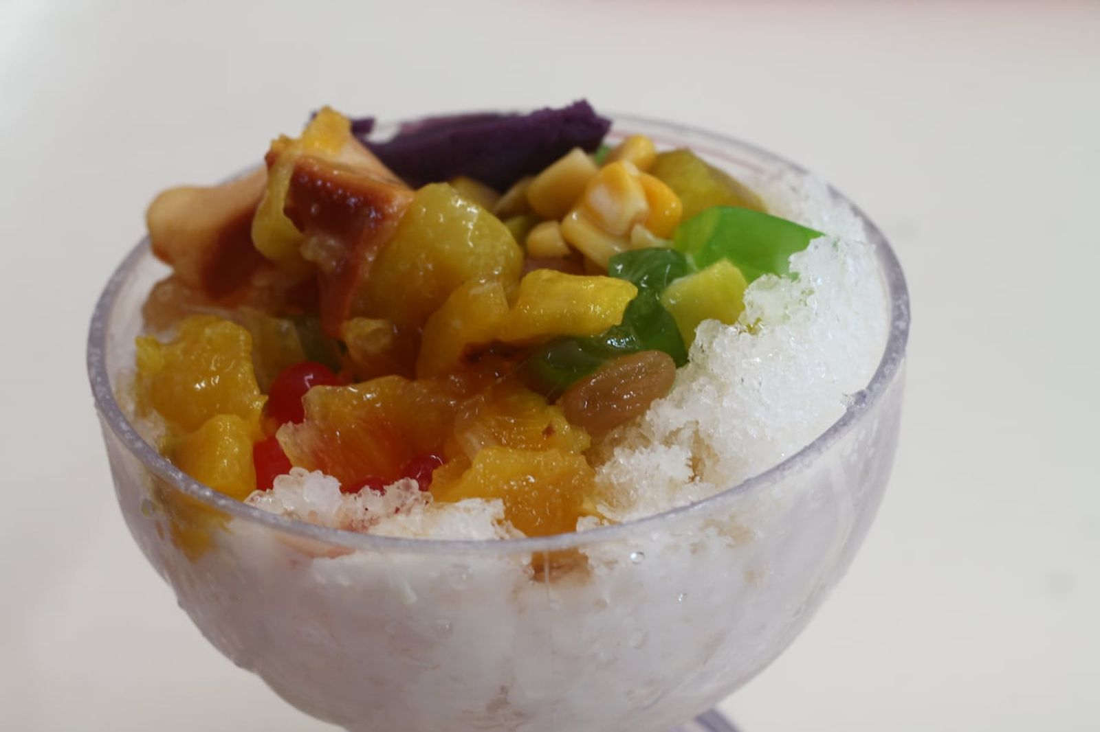 刨冰上铺着水果、果冻、甜豆和紫山药的哈罗哈罗 · 图片: Elmer B. Domingo / CC BY-SA 4.0 (Wikimedia Commons)