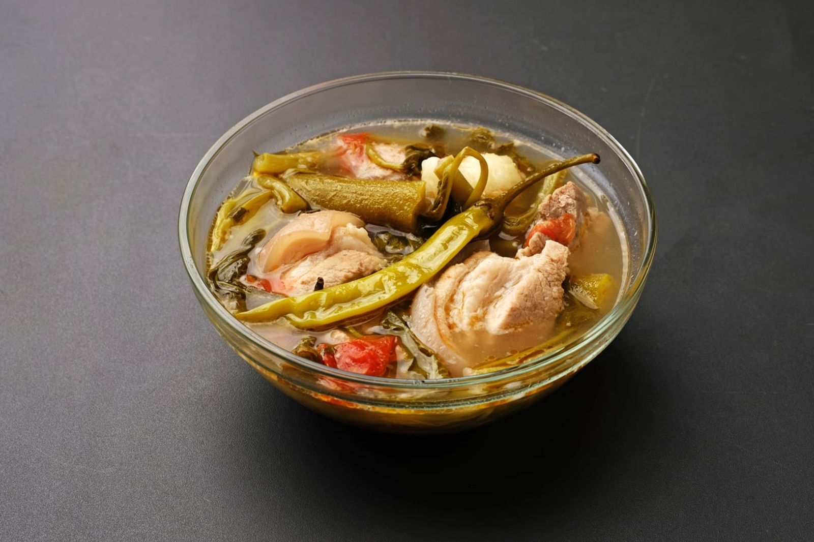 Sinigang with okra and long green chilli in tamarind broth · Photo: Joy D. Ganaden / CC BY-SA 4.0 (Wikimedia Commons)