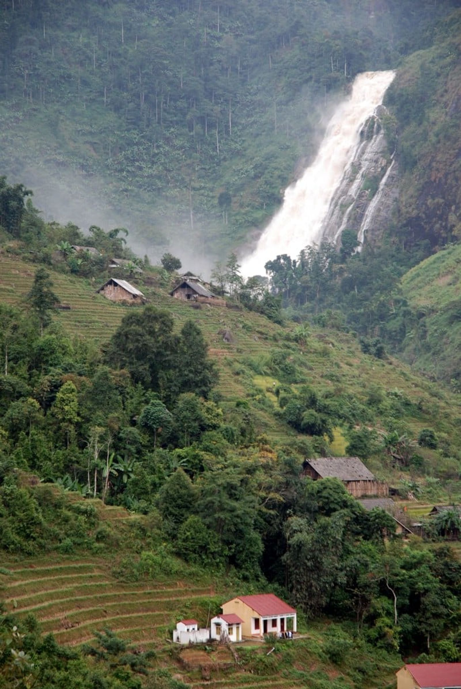 Thác Bạc (Silver Waterfall), whose cold water feeds Sa Pa's fish farms · Photo: Heiko Carstens / CC BY 2.0 (Wikimedia Commons)