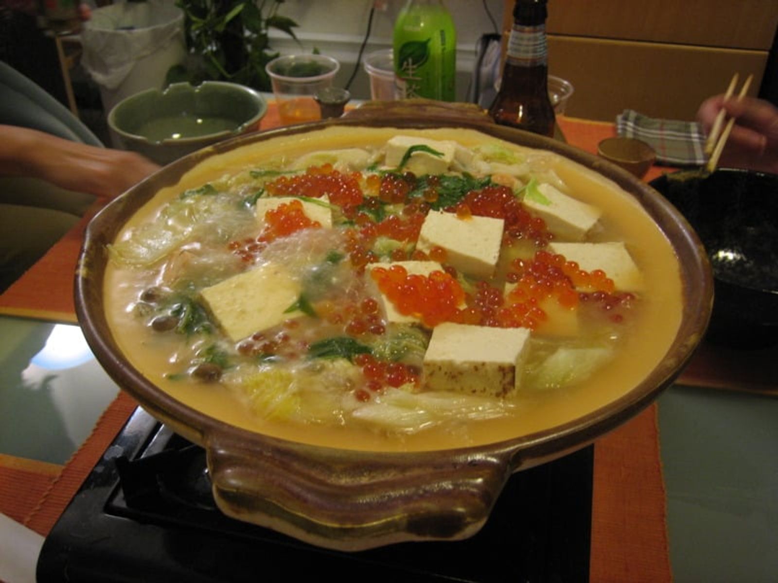 鮭とイクラ、豆腐をのせた石狩鍋 · 写真: naotakem / CC BY 2.0 (Wikimedia Commons)