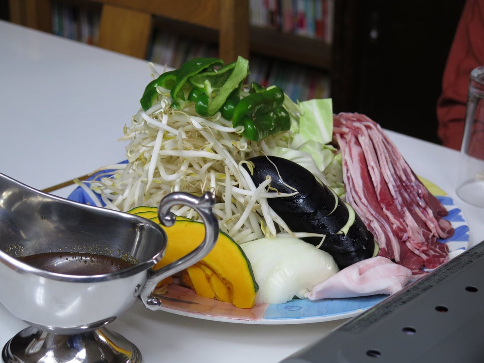 Mutton and vegetables for jingisukan · Photo: Douglas Perkins / CC0 (Wikimedia Commons)