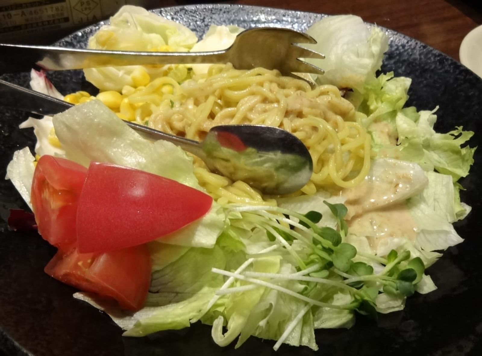 Ramen salad topped with plenty of vegetables · Photo: Tobosha / Public domain (Wikimedia Commons)