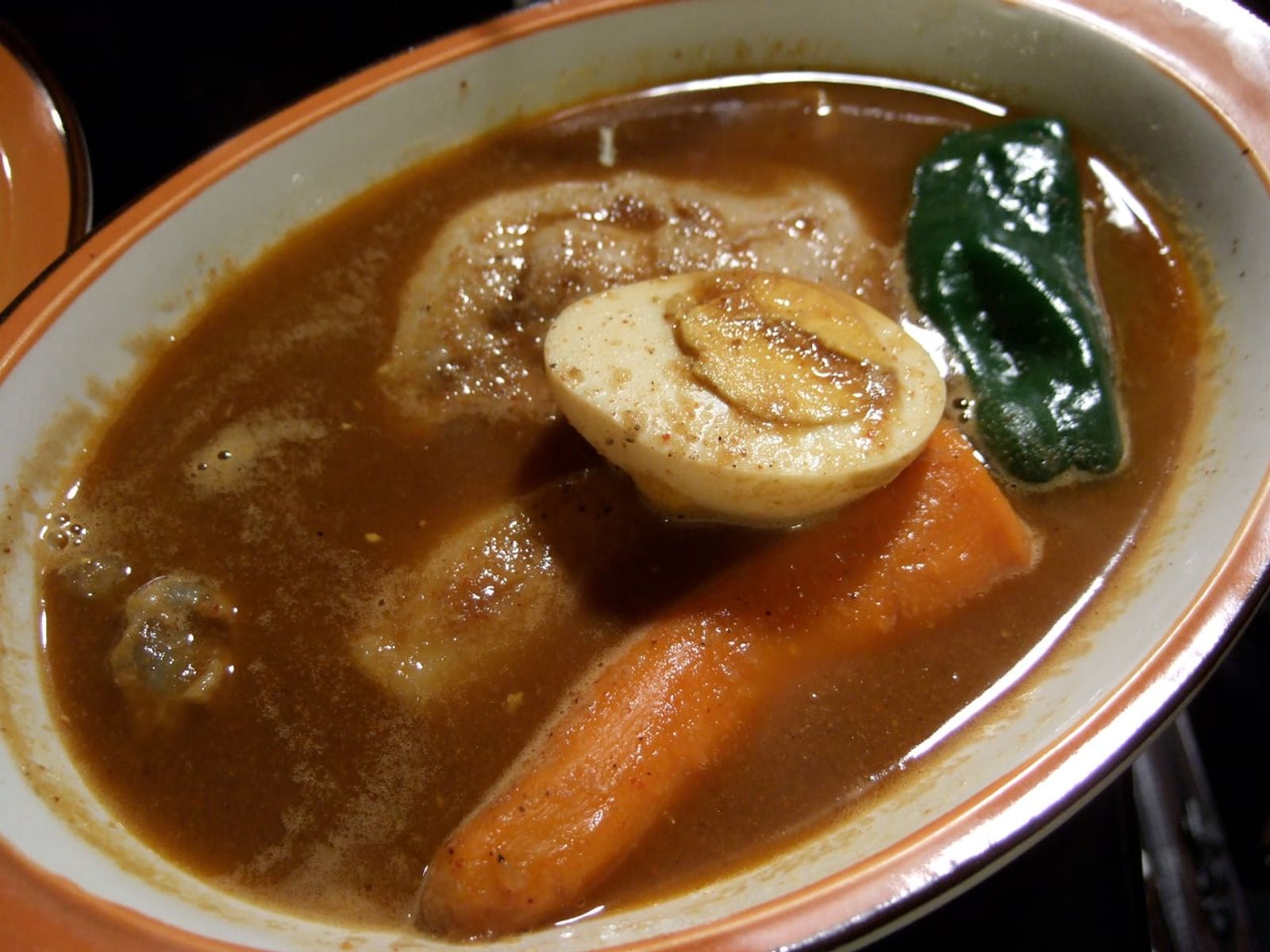 Chicken and vegetable soup curry in Sapporo · Photo: pelican from Tokyo, Japan / CC BY-SA 2.0 (Wikimedia Commons)