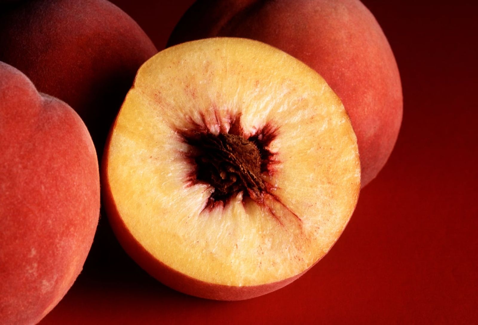 よく熟れた桃 · 写真: Jack Dykinga, USDA / Public domain (Wikimedia Commons)