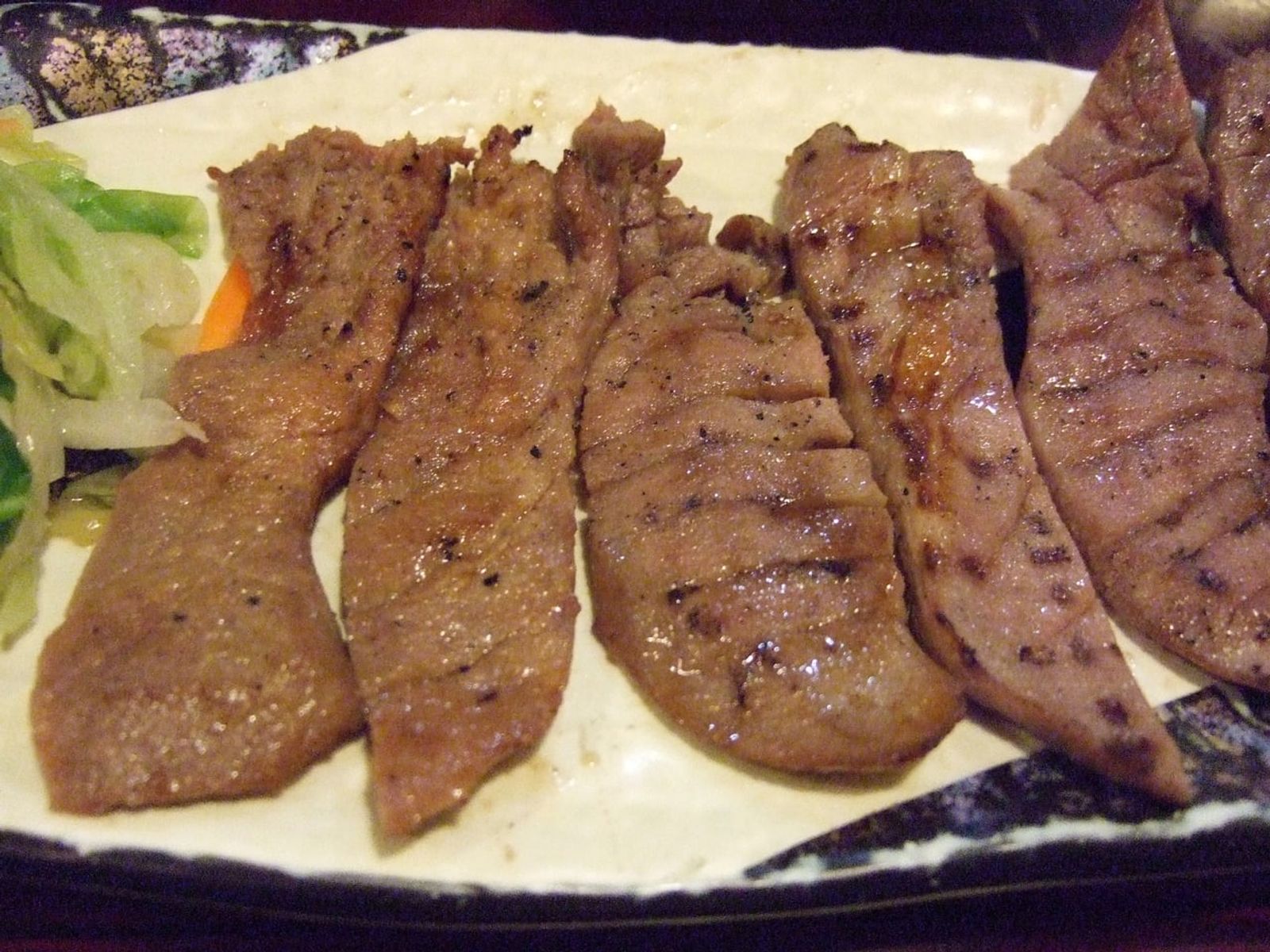 炭火で焼いた仙台の牛タン · 写真: Sakurai Midori / CC BY-SA 3.0 (Wikimedia Commons)