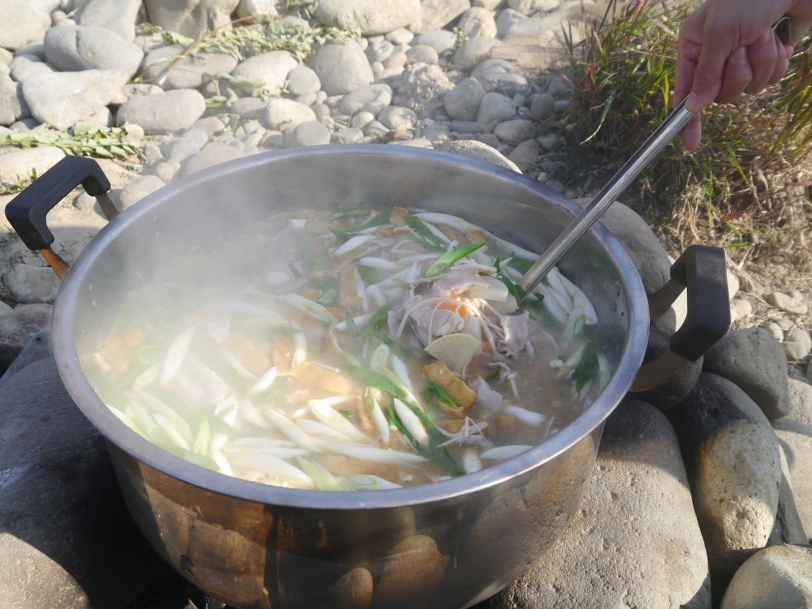 仙台・宮城風の芋煮 · 写真: Mizu basyo / CC BY-SA 4.0 (Wikimedia Commons)